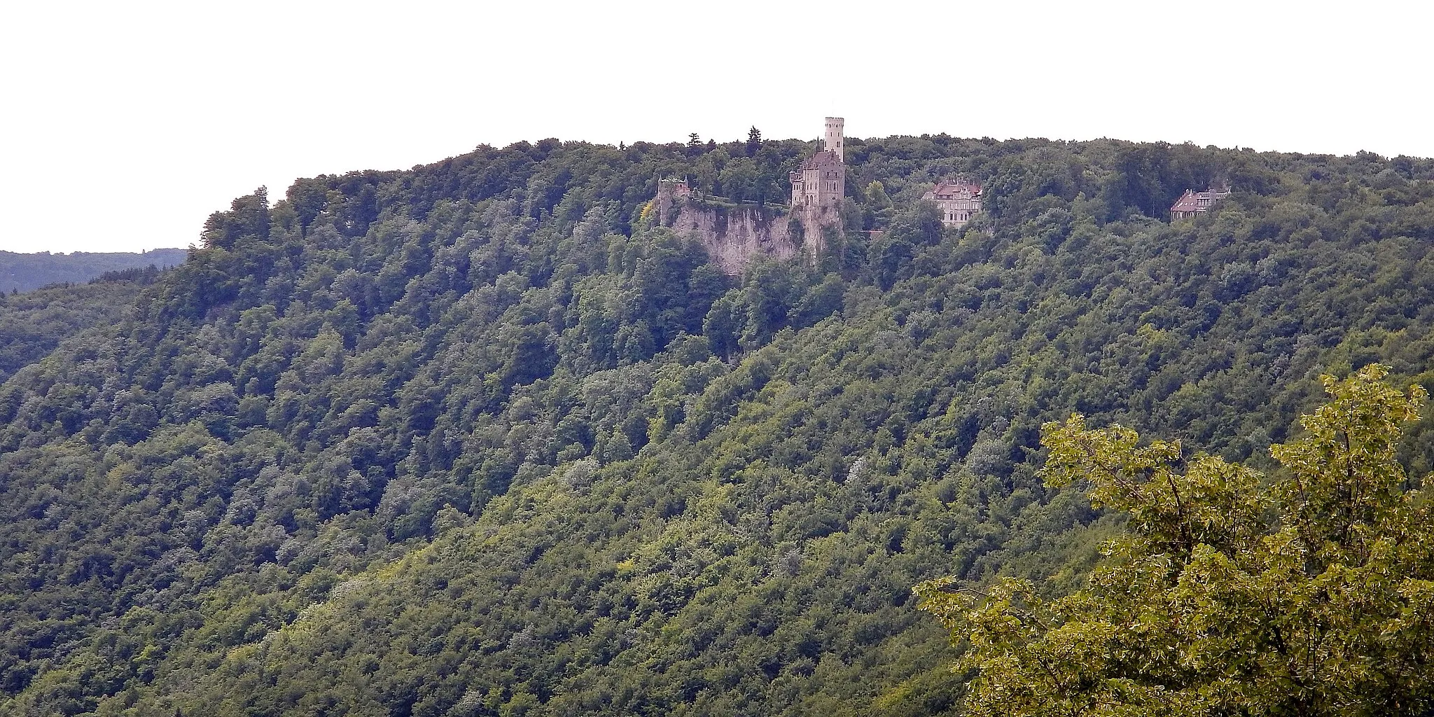 Photo showing: Schwäbische-Alb-Nordrand-Weg (Hauptwanderweg 1, HW 1), Albsteig & Schwarzwald-Schwäbische-Alb-Allgäu-Weg (HW 5) : Blick auf Schloss Lichtenstein
