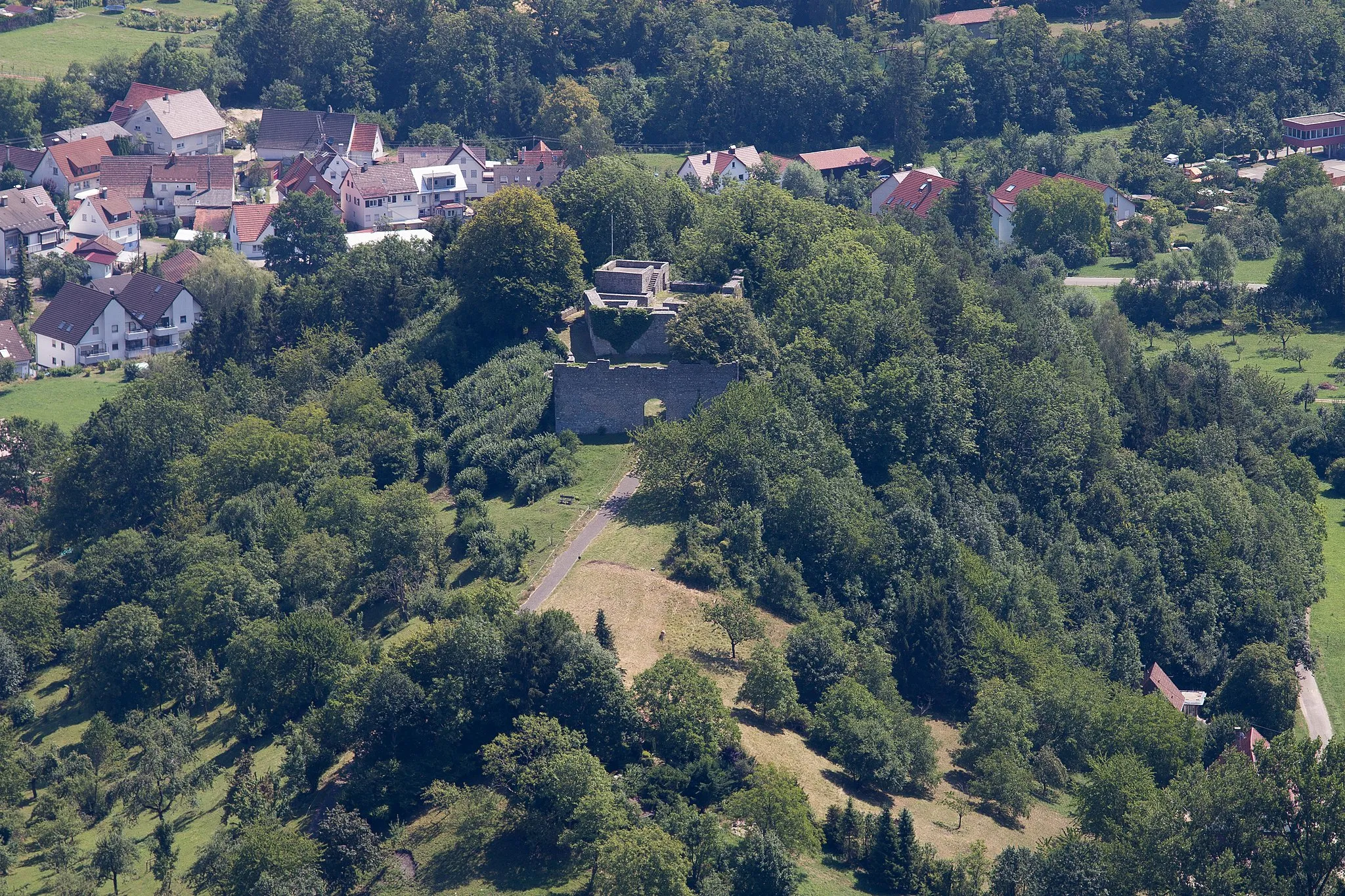 Photo showing: Blick vom Friedrichsfels auf die Ruine Sulzburg bei Unterlenningen im Lautertal