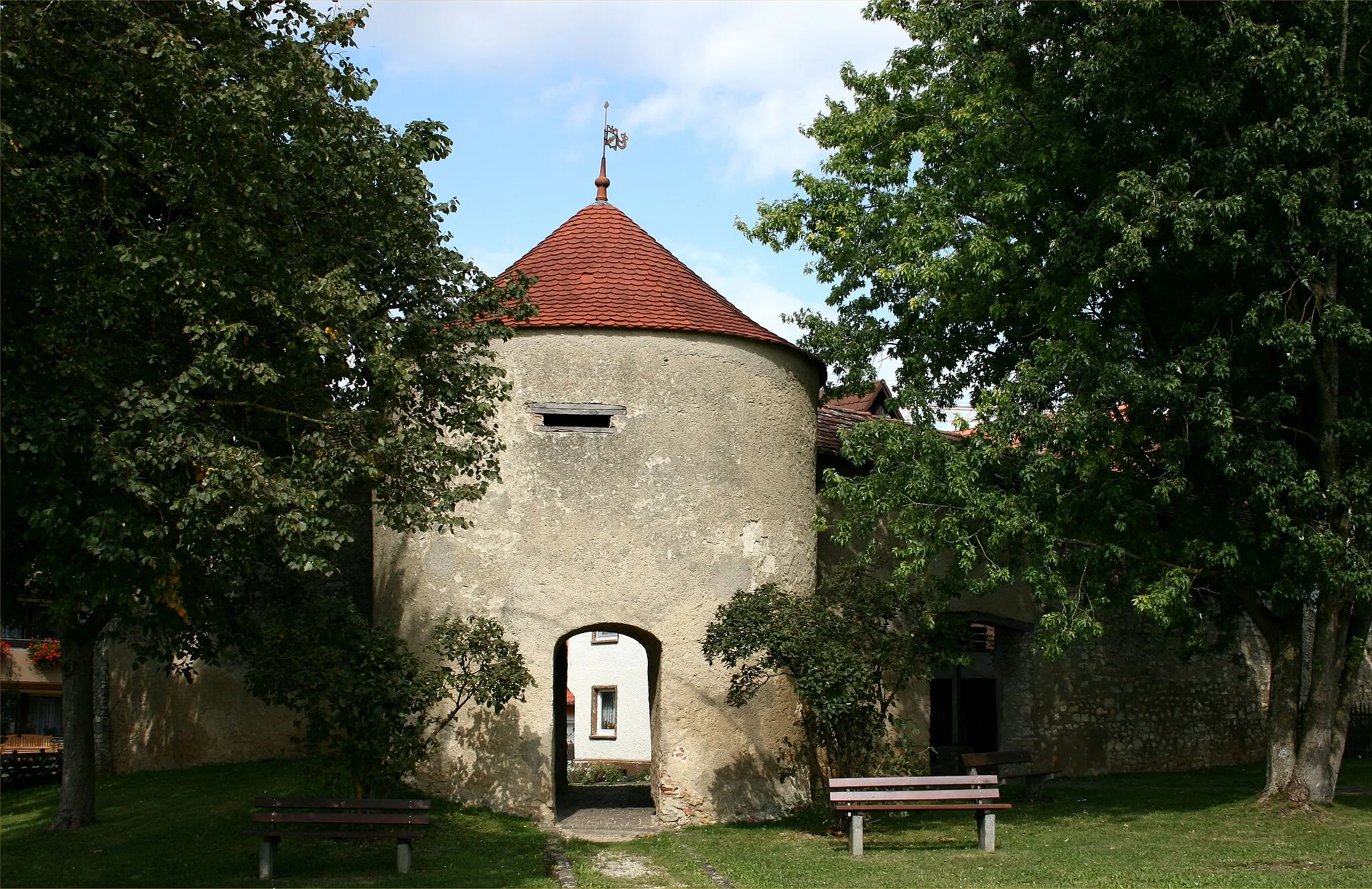 Photo showing: Kappenturm, Hayingen – Teil der Stadtbefestigung
–  Der Kappenturm war Teil der Stadtbefestigung. Früher war die Stadt von einer Stadtmauer umgeben die um 1200 errichtet worden war. Außer dem Turm sind Teile der Mauer mit einem Wehrgang erhalten geblieben.