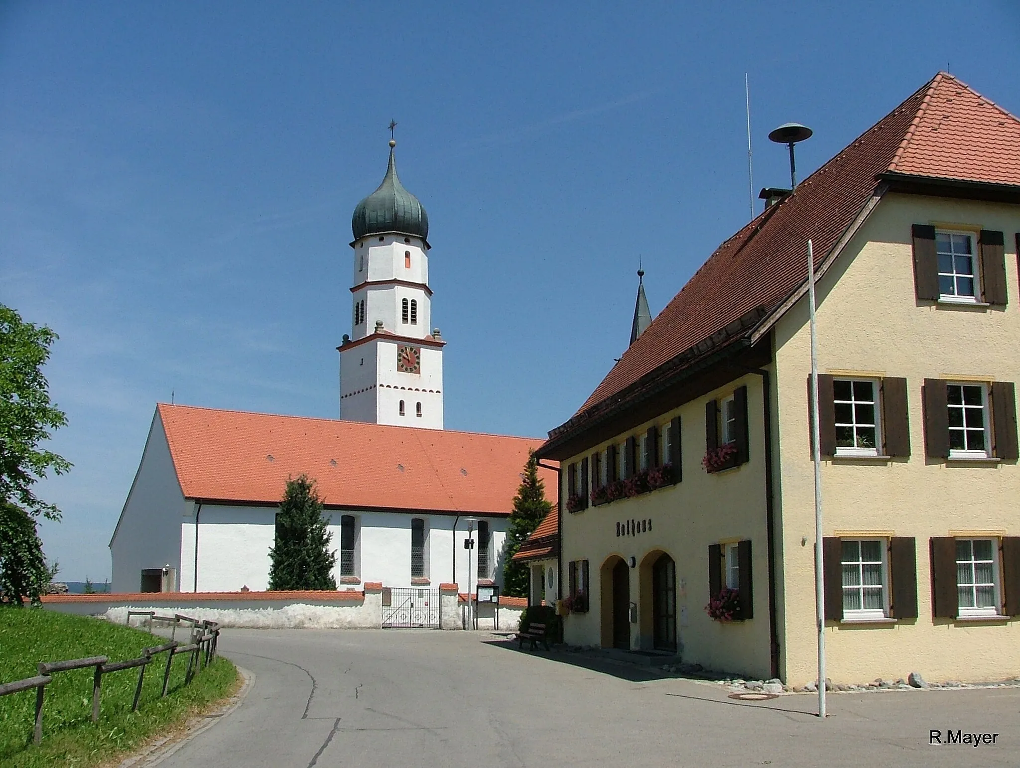 Photo showing: Bad Wurzach, Eintürnenberg, Pfarrkirche St. Martin und Rathaus