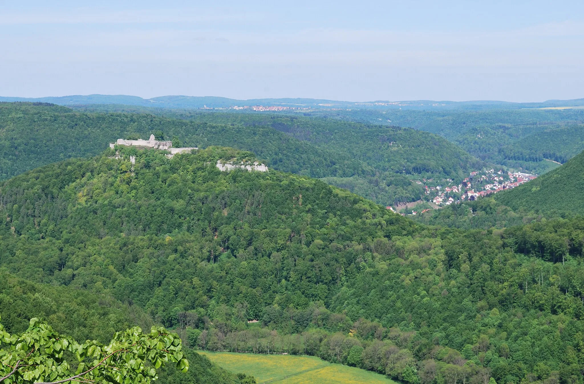 Photo showing: The Castle Hohenurach in Swabian Jura in the German Federal State Baden-Württemberg. A view from Rutschen Rock.