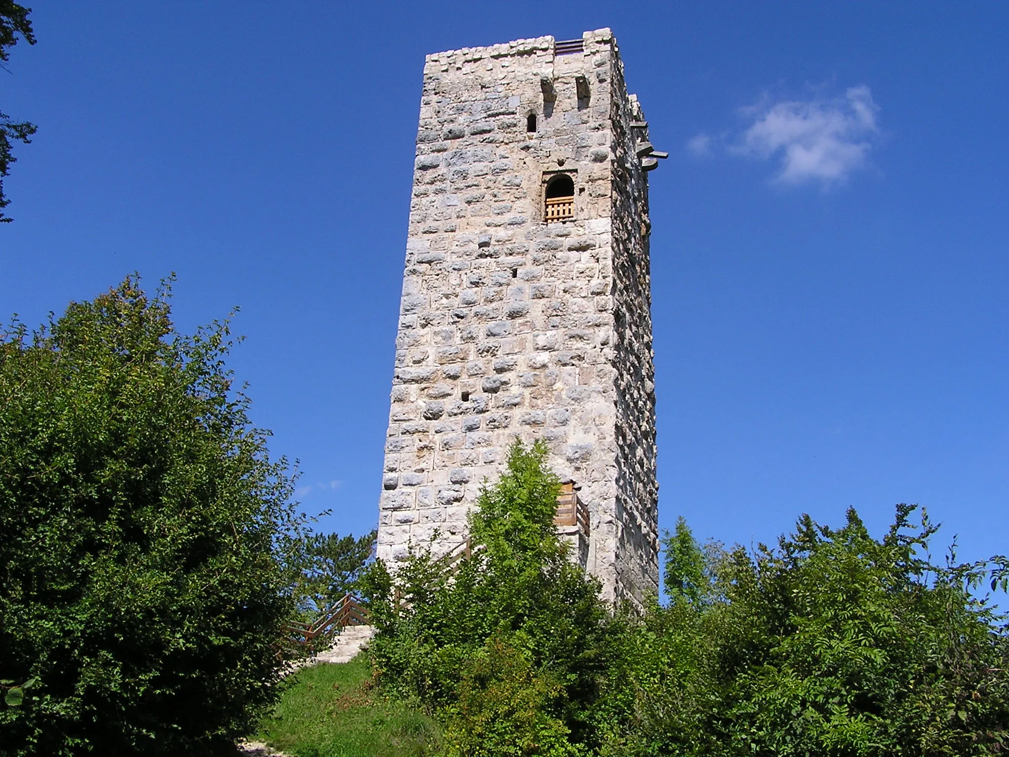 Photo showing: Bergfried der Burg Hohenschelklingen auf dem Schlossberg in Schelklingen, selbst Fotografiert, 05.09.2006, Alexander Förstner