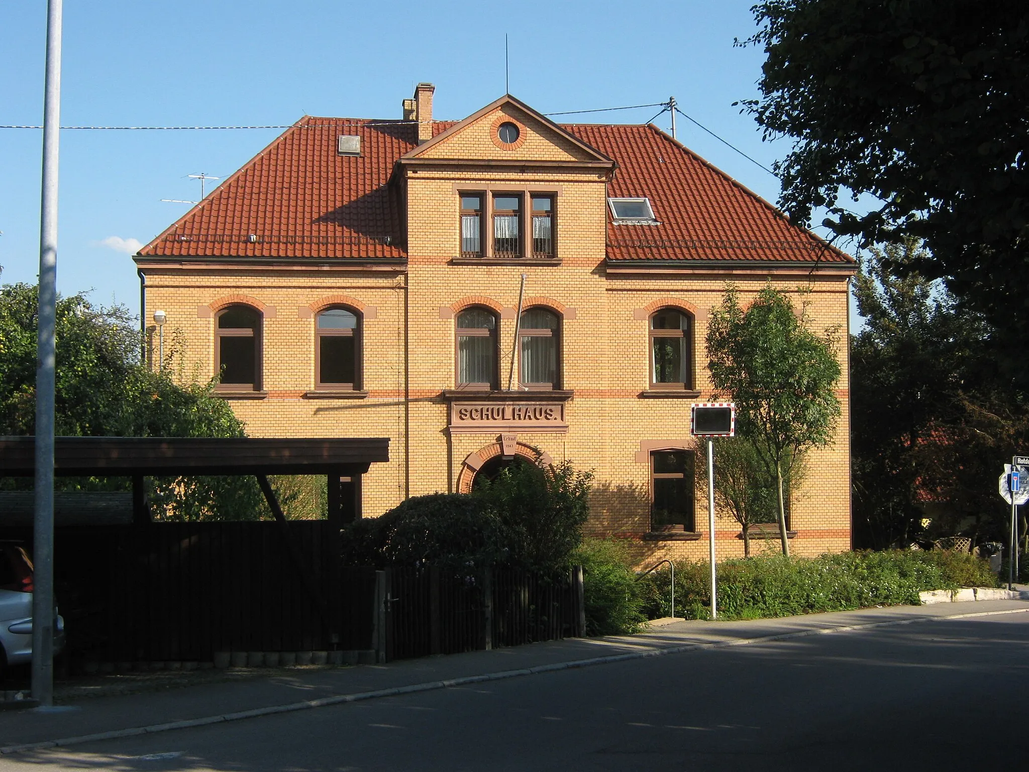 Photo showing: Das Schulhaus im Rotdornweg 4 in Ohmenhausen wurde von Oberamtsbaumeister Konrad Gutkunst entworfen und 1903 fertiggestellt.