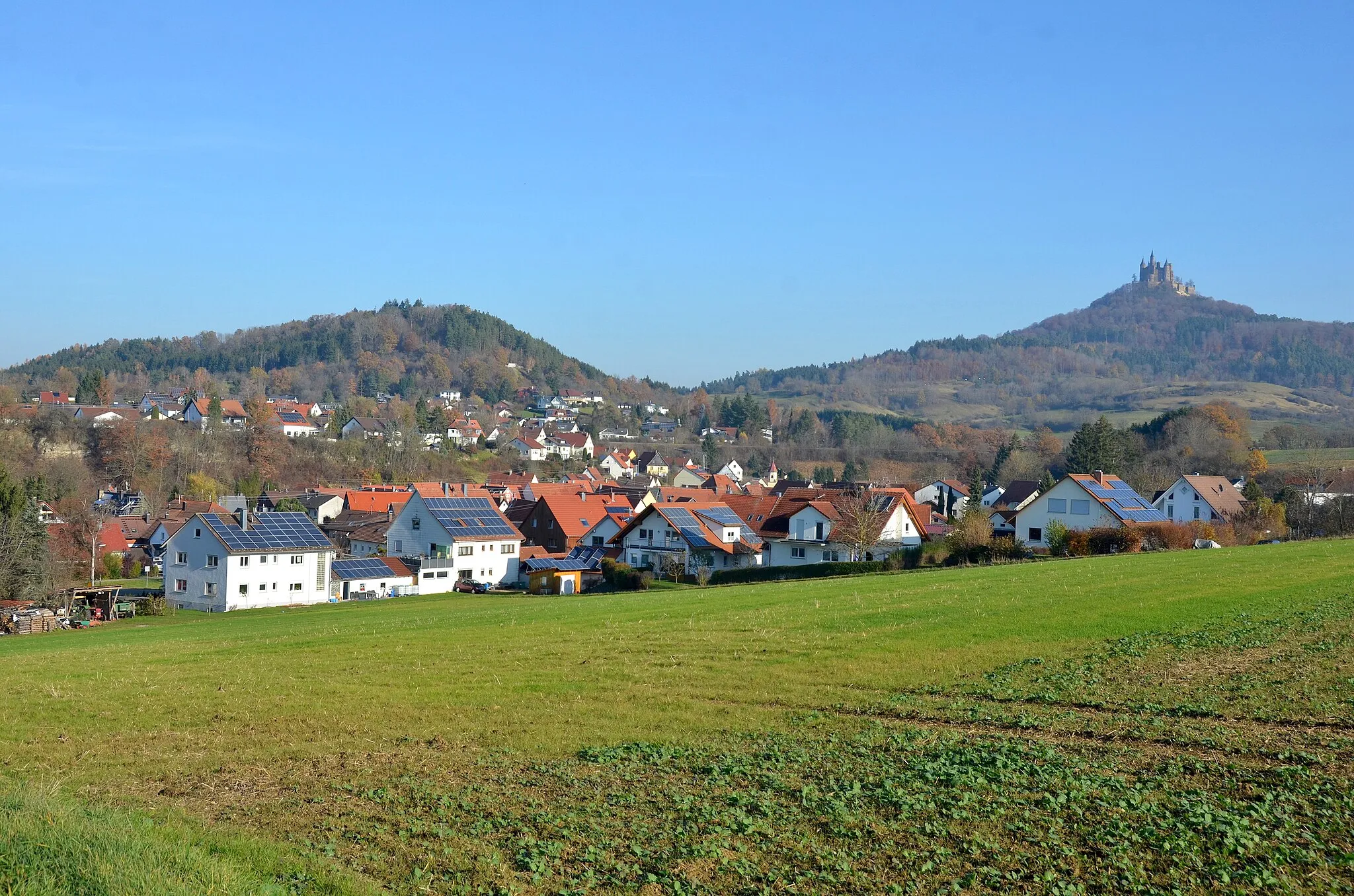 Photo showing: Wessingen bei Bisingen im Zollernalbkreis mit Wilhelmshöhe (links) und Burg Hohenzollern (rechts)