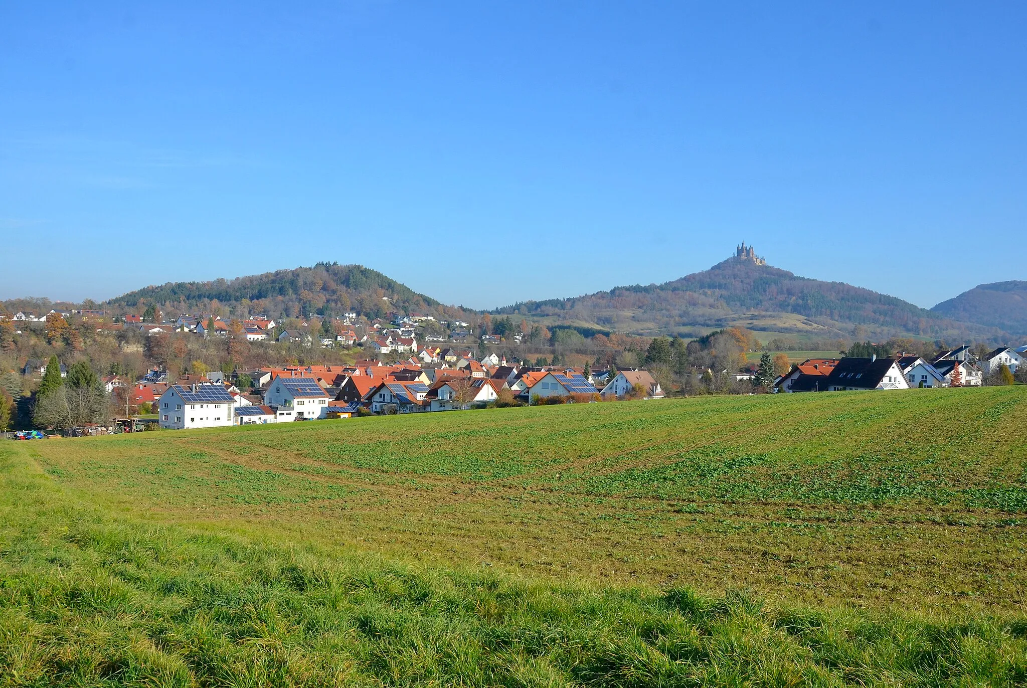 Photo showing: Wessingen bei Bisingen im Zollernalbkreis mit Wilhelmshöhe (links) und Burg Hohenzollern (rechts)