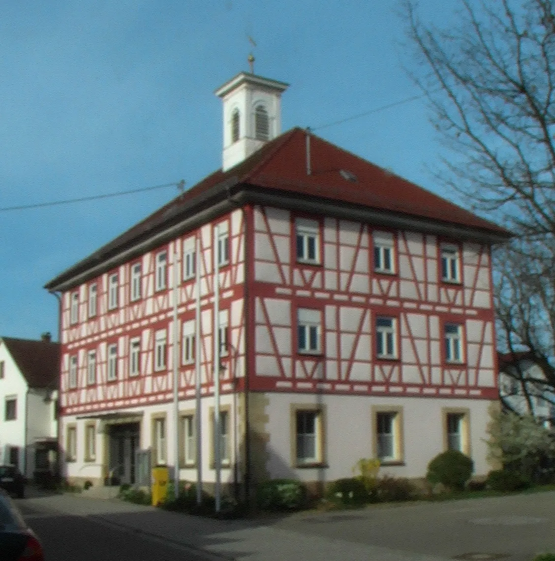 Photo showing: Das Rathaus von Sickenhausen mit Fachwerk, Walmdach und einem Dachreiter mit Rundbogenfenstern und Ecklisenen steht in der Eichgartenstraße 8.