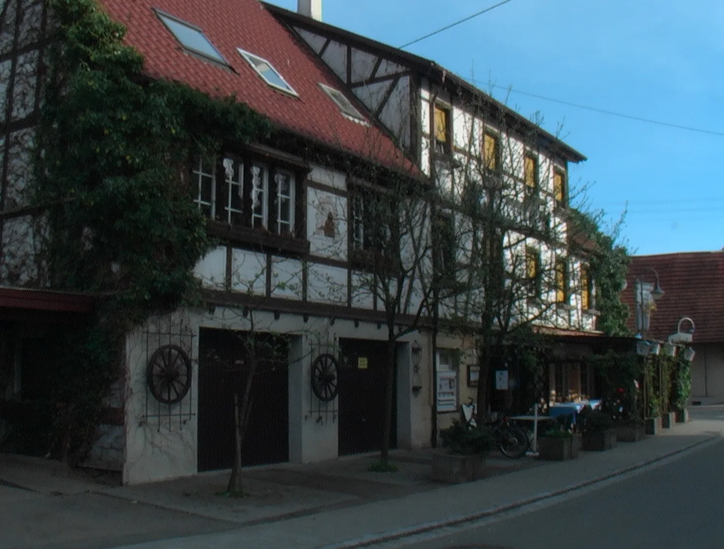 Photo showing: Das Gasthaus Rößle in Sickenhausen mit Fachwerk und kleinen Medaillons mit Pferdeköpfen über den Stichbogenfenstern steht in der Eichgartenstraße 2.