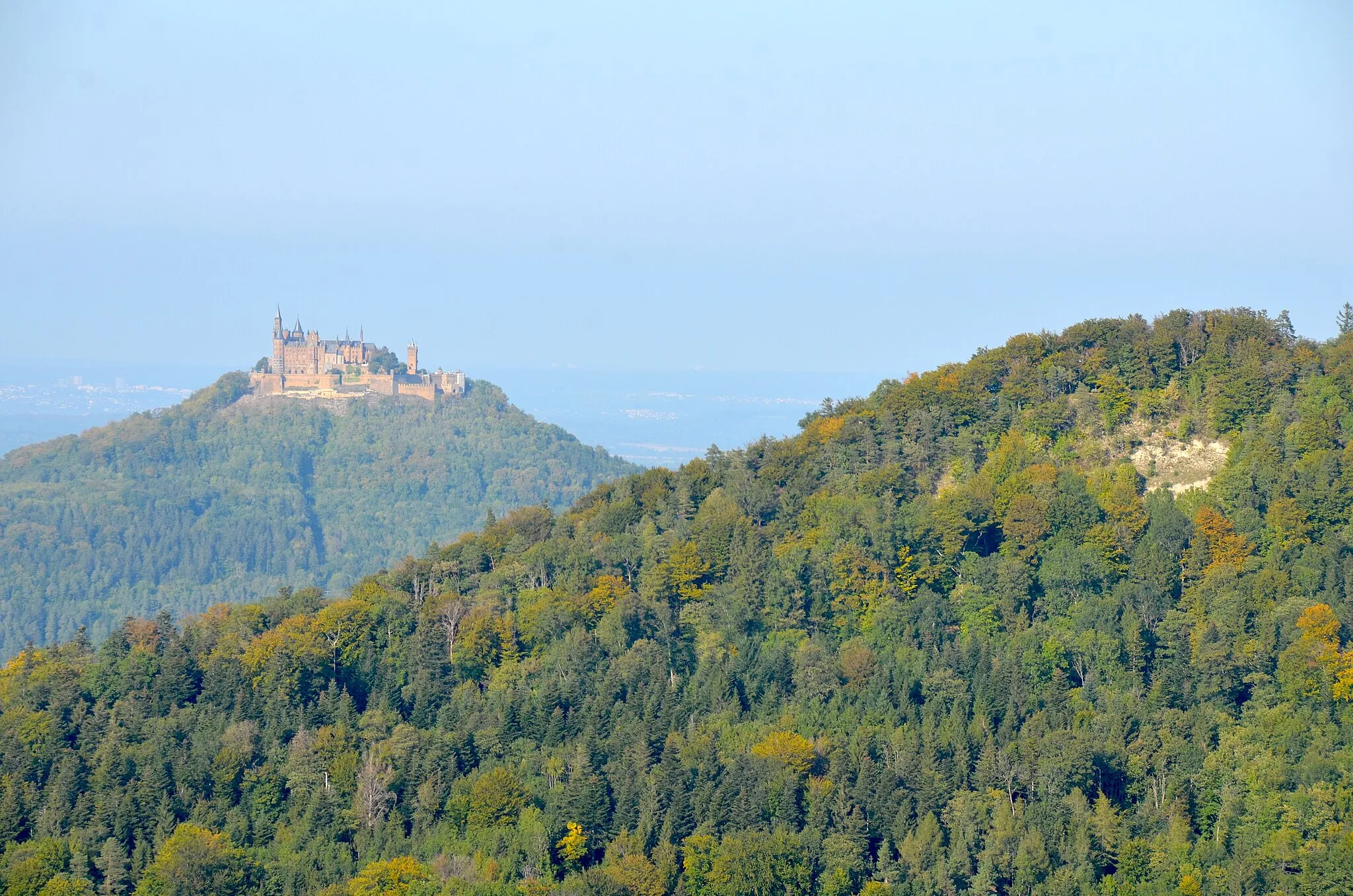 Photo showing: Blick vom Irrenberg über den Heiligenkopf zur Burg Hohenzollern