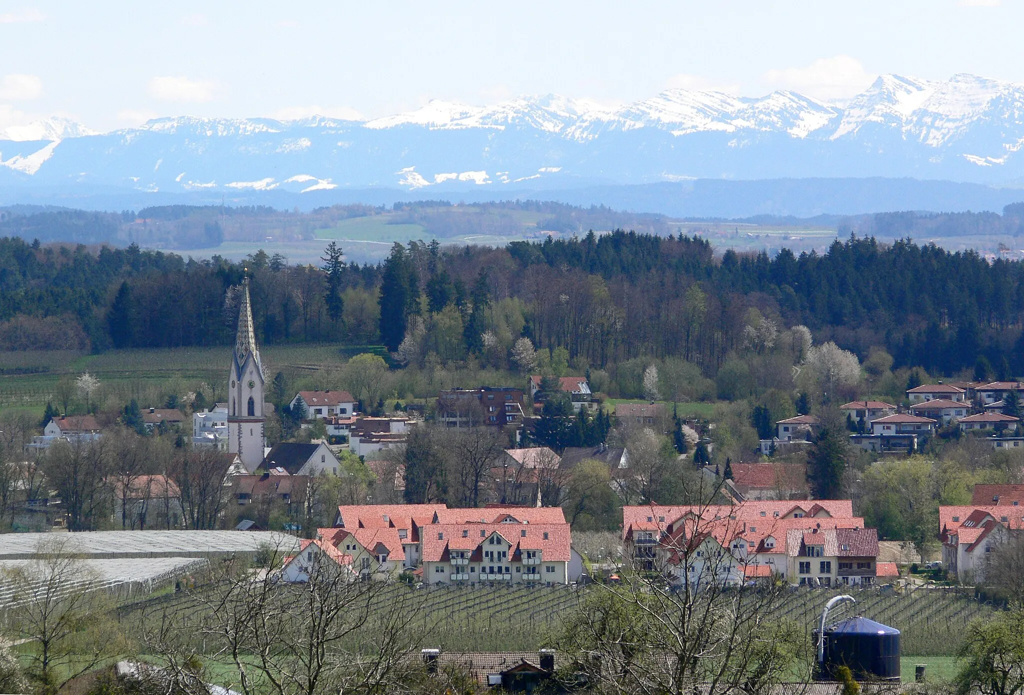 Photo showing: Oberteuringen, Bodenseekreis, Baden-Württemberg
Blick von einer Anhöhe über Bitzenhofen auf Oberteuringen (bei Föhnwetterlage mit Alpenpanorama)