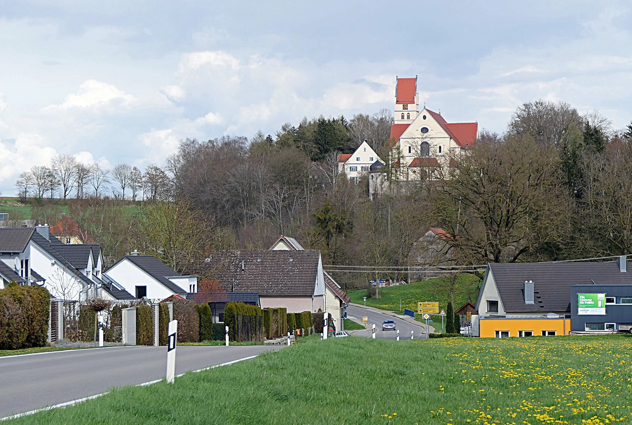 Photo showing: Hüttisheim mit Kirche St. Michael von Westen