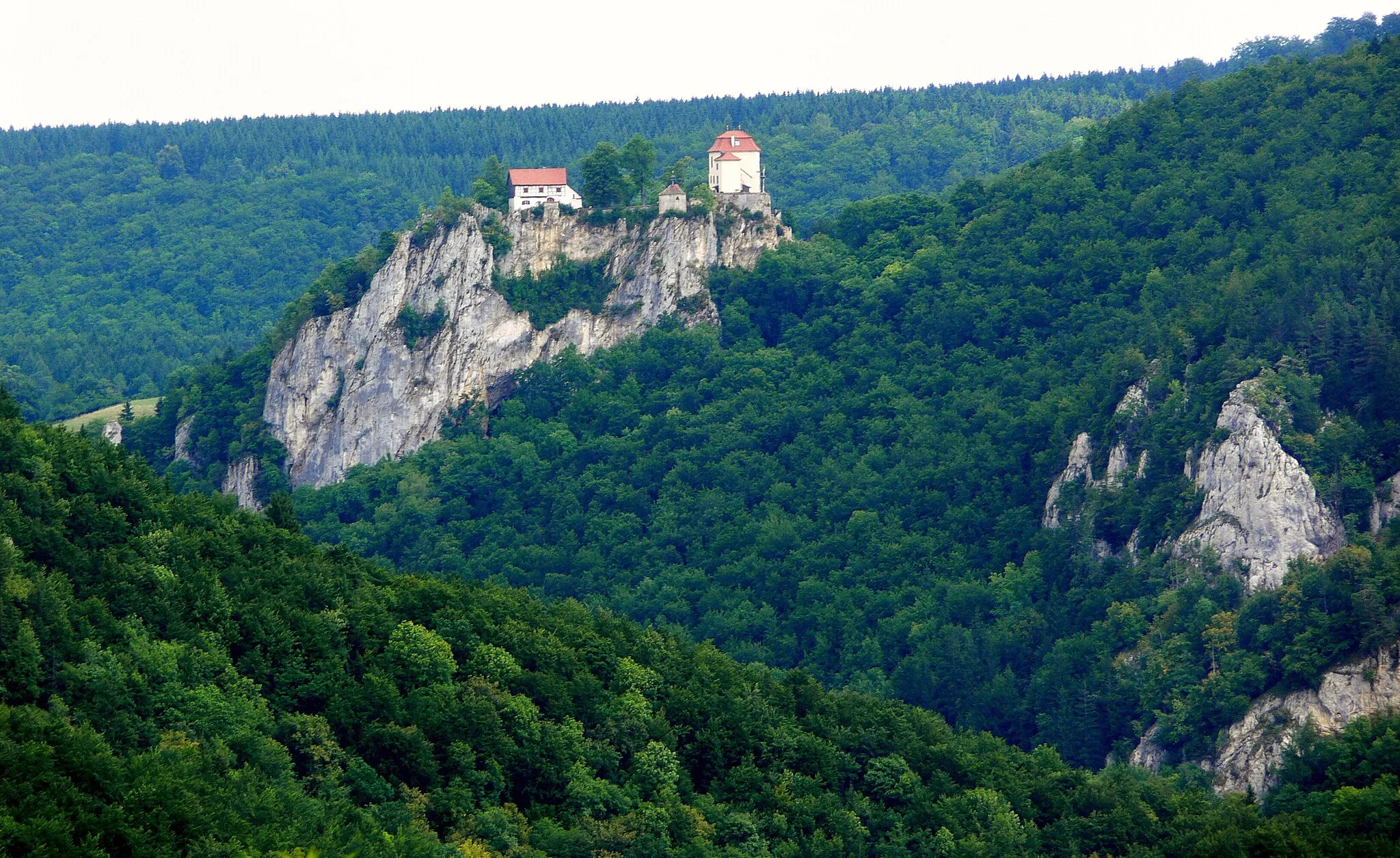 Photo showing: Blick zum Schloss Bronnen von der Burgruine Kallenberg