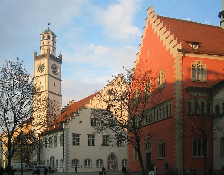 Photo showing: Ravensburg, Germany: Marienplatz square Blaserturm tower with Waaghaus (left), and Rathaus (Town Hall, right)