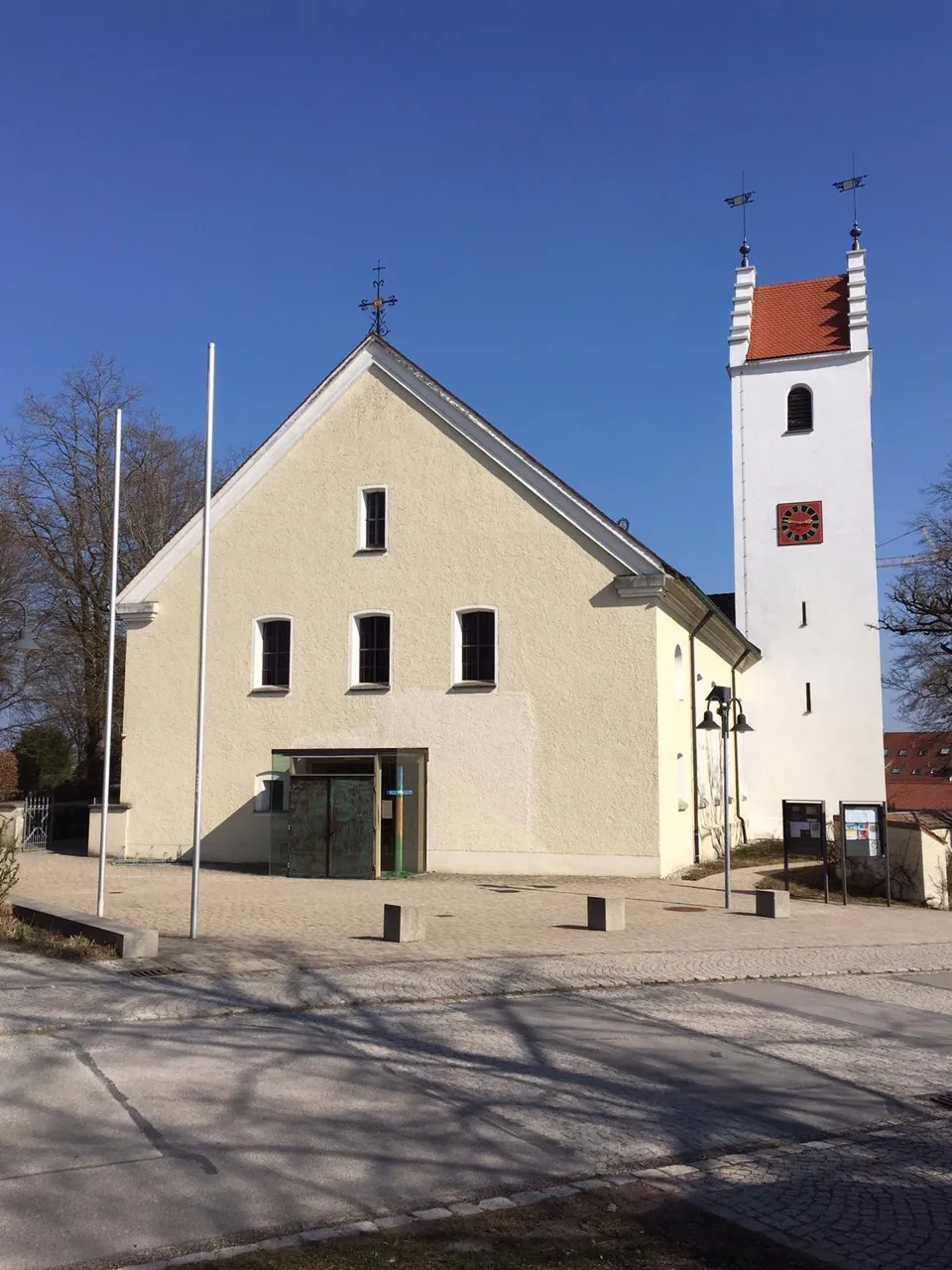 Photo showing: Erste Kirche 1353 erwähnt, 1659 barockisiert. 1953 erweitert, vom historischen Gebäude sind nur noch Apsis und Turm erhalten.