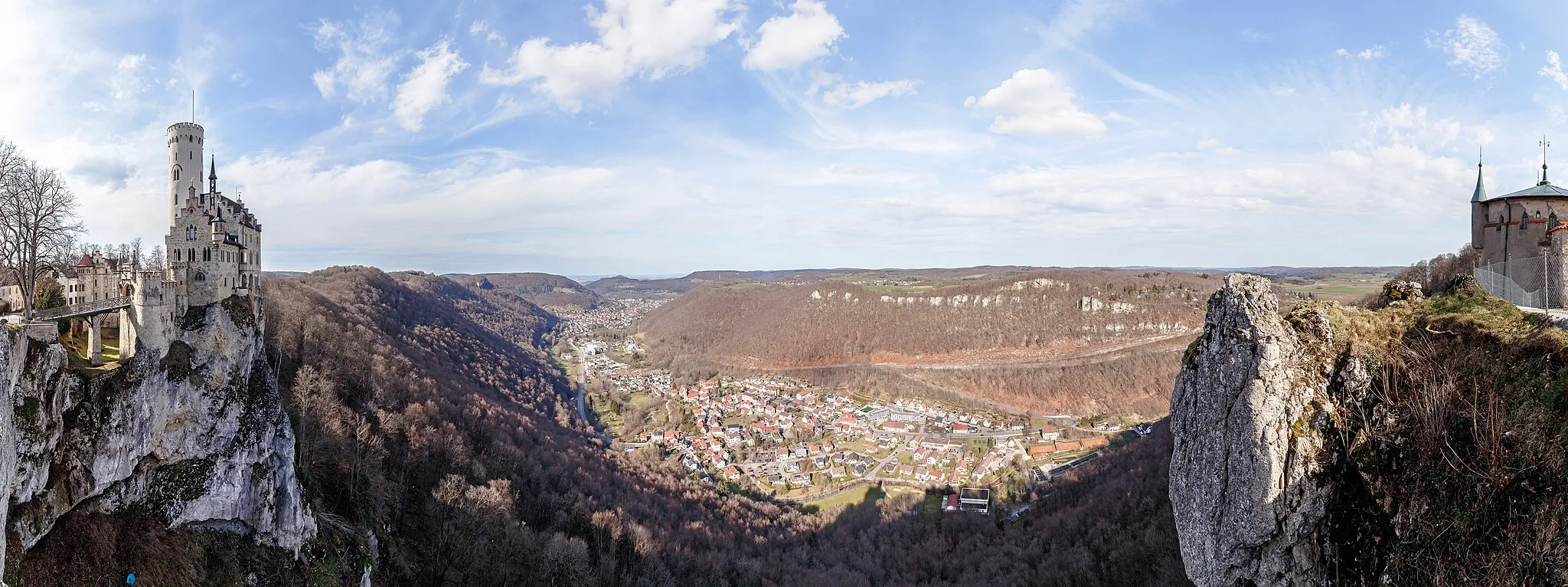 Photo showing: View of the municipality Lichtenstein with the districts Unterhausen and Honau in the Echaz valley  and the district Holzelfingen on the Traifelberg from the Lichtenstein Castle, Baden-Württemberg, Germany.