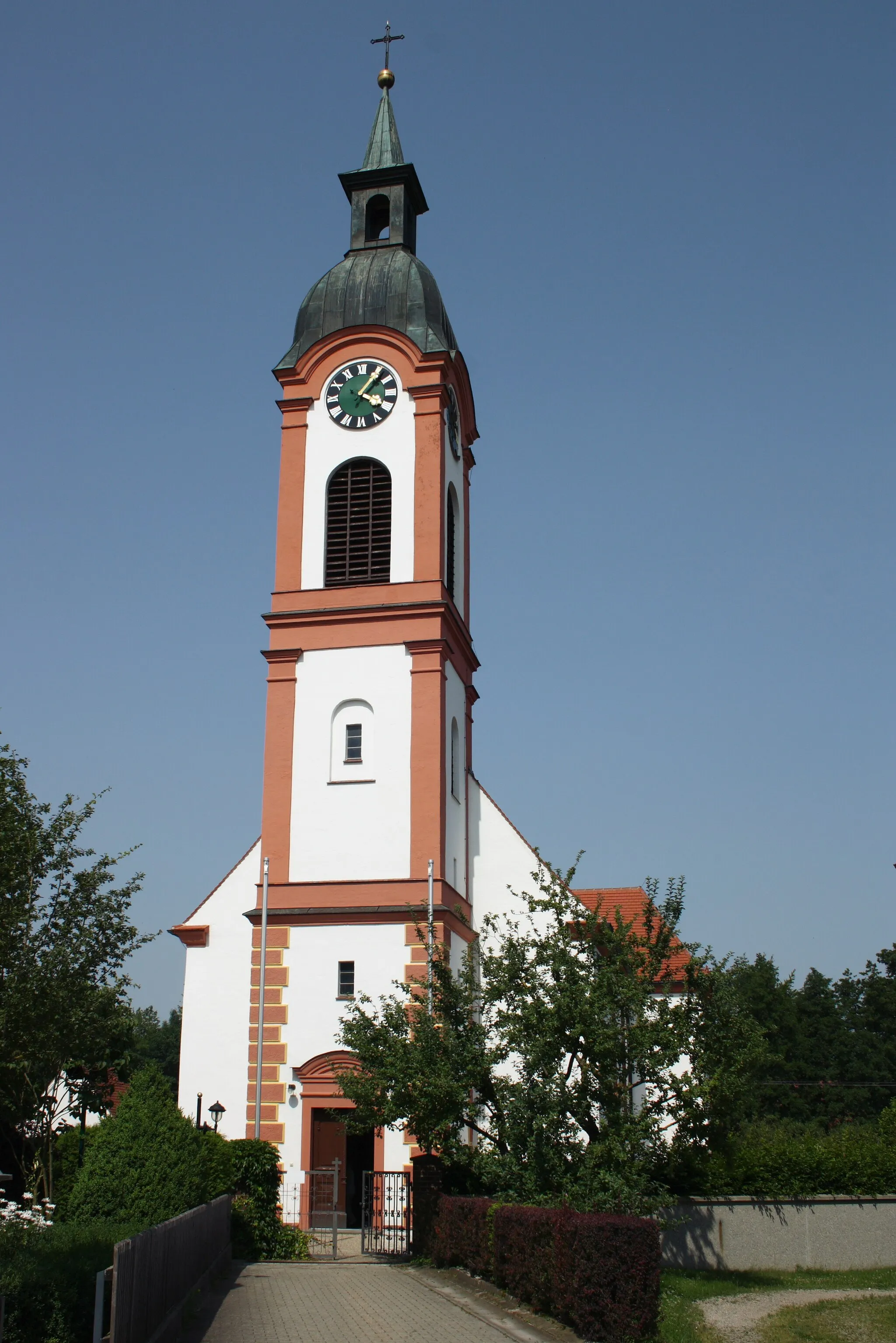 Photo showing: Katholische Pfarrkirche St. Stephan in Autenried, einem Ortsteil von Ichenhausen im Landkreis Günzburg (Bayern), 1708/09 Neubau durch Johann Georg Reiner, 1765/66 Umgestaltung durch Joseph Dossenberger d.J., neubrocker Turm mit welscher Haube, Laterne und Spitzhelm, von 1890