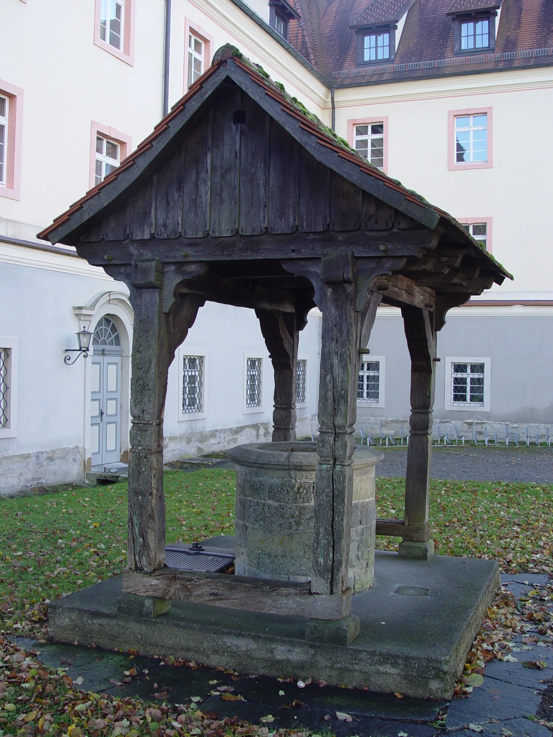 Photo showing: Brunnen im Hof von Kloster Wald