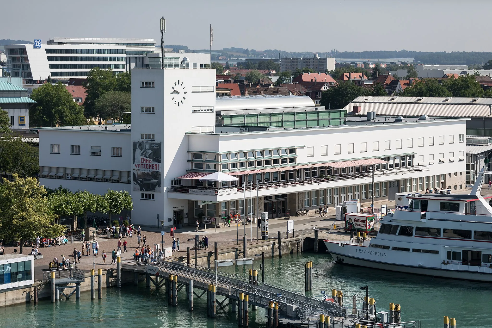 Photo showing: Zeppelin Museum (ehemaliges Bahnhofsgebäude), der Haltepunkt “Friedrichshafen Hafen” ist verdeckt. Rechts im Bild ein Teil des Industriehafens.