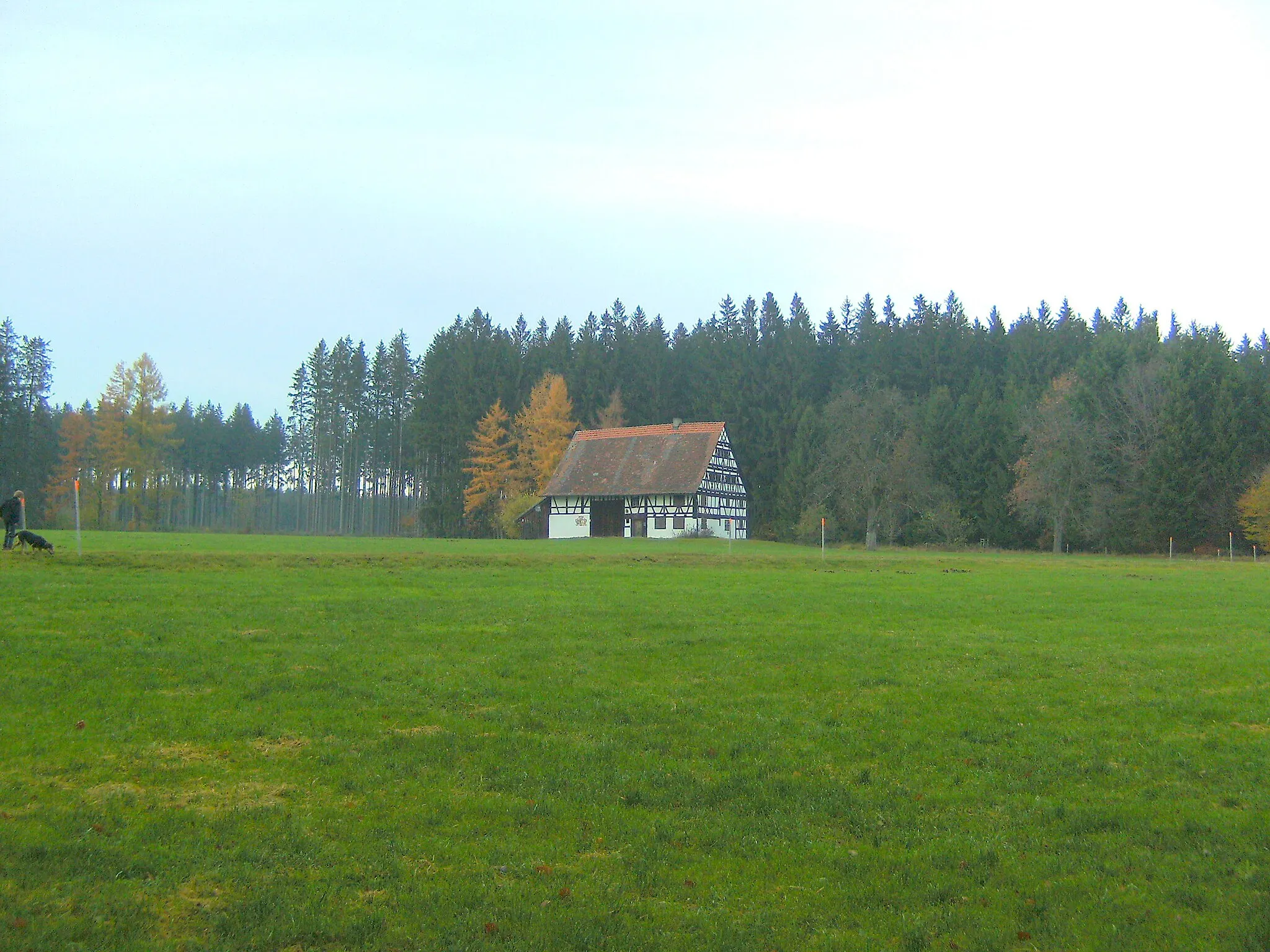 Photo showing: Aitracher Höhenweg - Haus im Wald mit Wappen zwischen Aitrach - Treherz. - Nestbaum gelegen. Wiese davor.