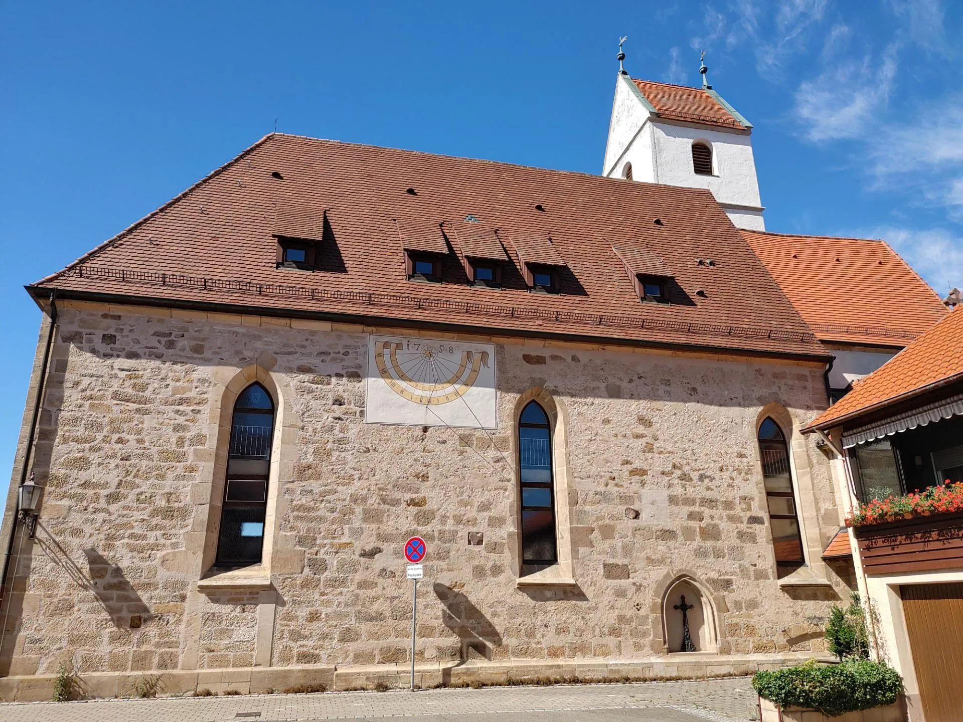 Photo showing: Die Kirche Mariä Himmelfahrt, im Kern ein Bau der ersten Hälfte des 15. Jhs., wurde 1897/99 erweitert und dient sei 1963 als Gemeindehaus.