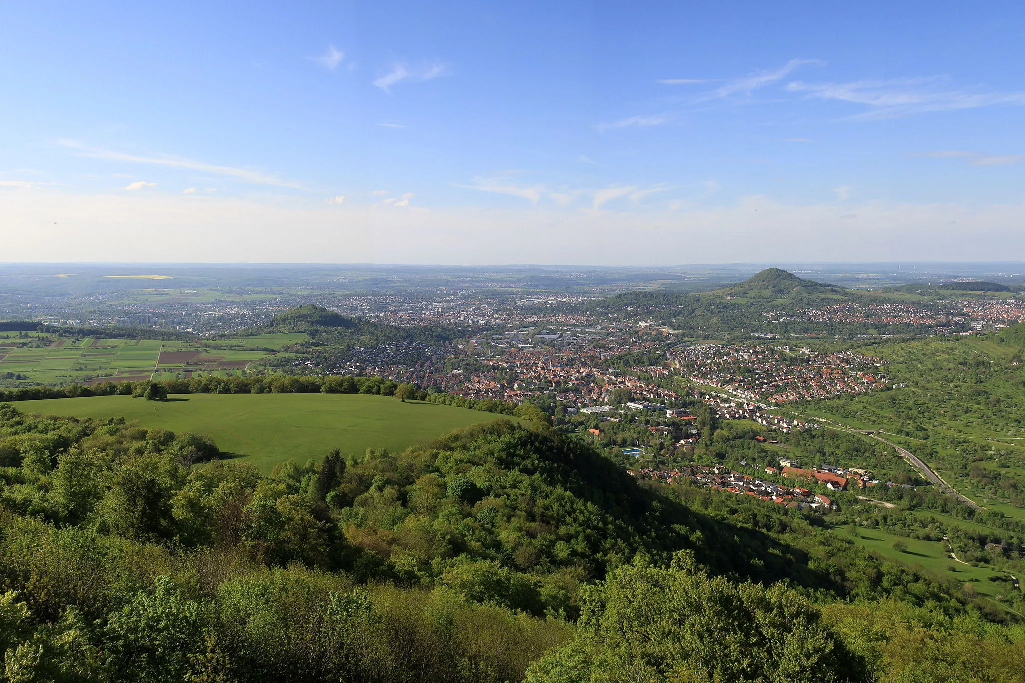 Photo showing: Panoramablick über Pfullingen und Reutlingen, hinten, vom Schönbergturm aufgenommen. Der Kegel links, Georgenberg, ist ein ehemaliger Schwäbischer Vulkan.