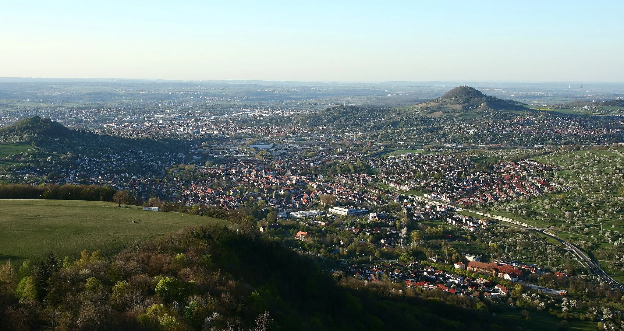 Photo showing: Panorama view over Pfullingen. Pfullingen to the front, Reutlingen in the back, Georgenberg to the left hand, Achalm to the right hand side