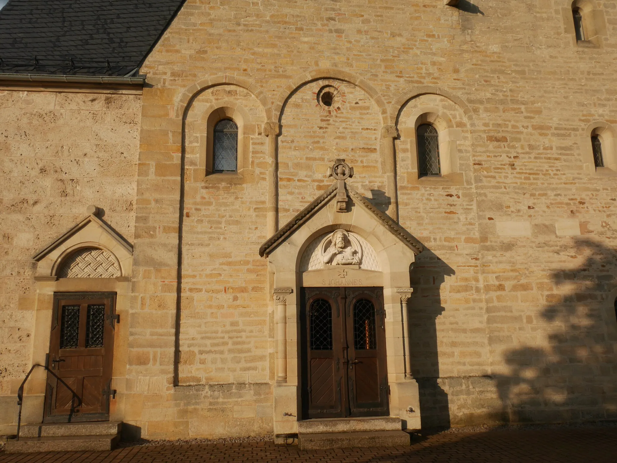 Photo showing: Saint John Church (Wannweil) Portal