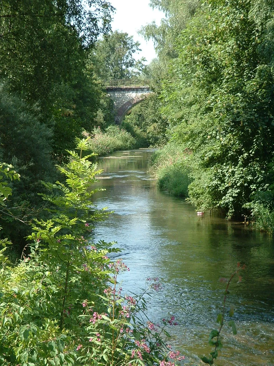 Photo showing: River Rottum in Laupheim with railway bridge