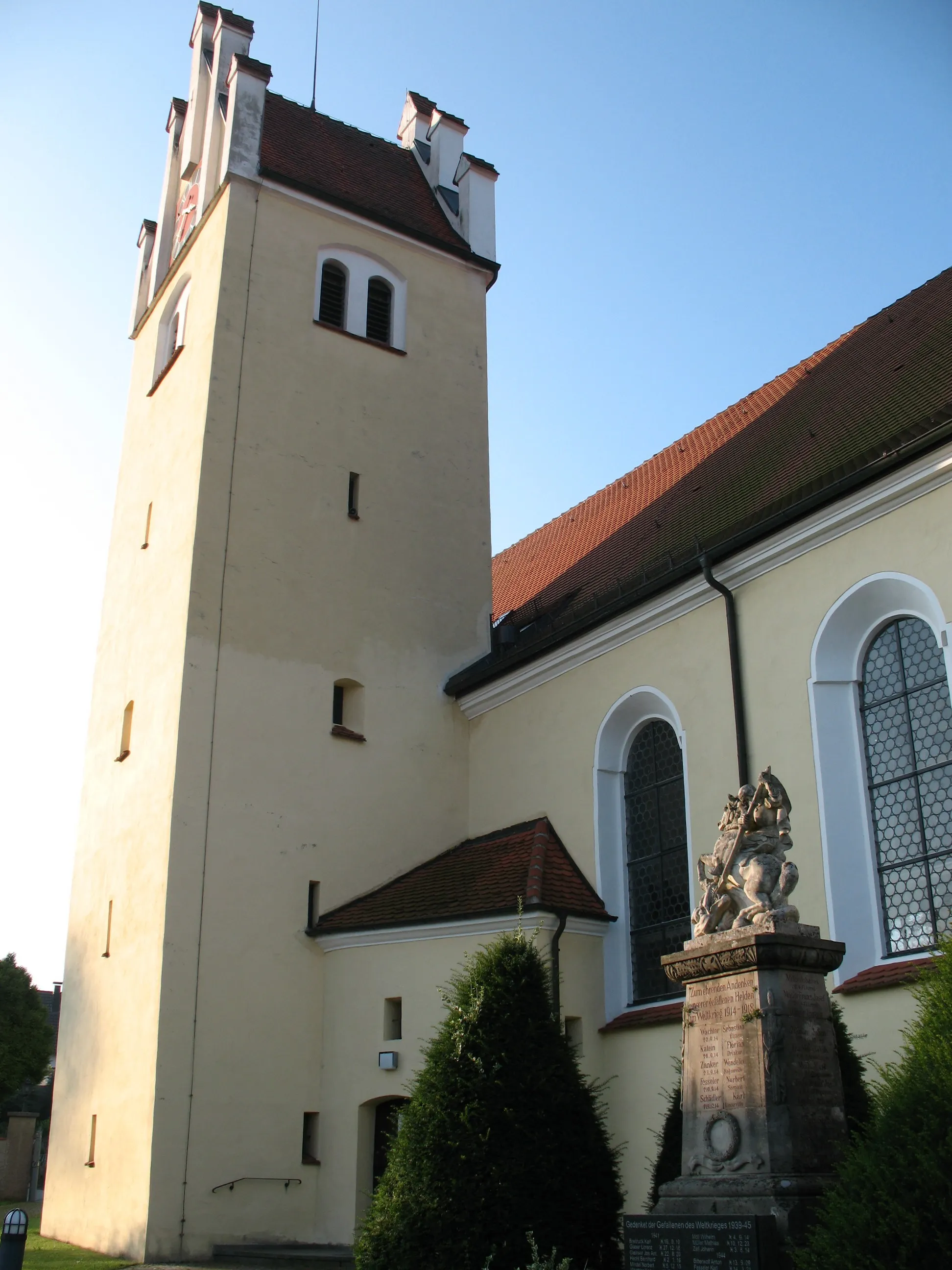 Photo showing: Die Kirche St. Jakobus & Pelagius von Laupertshausen in der Nord- Ansicht.