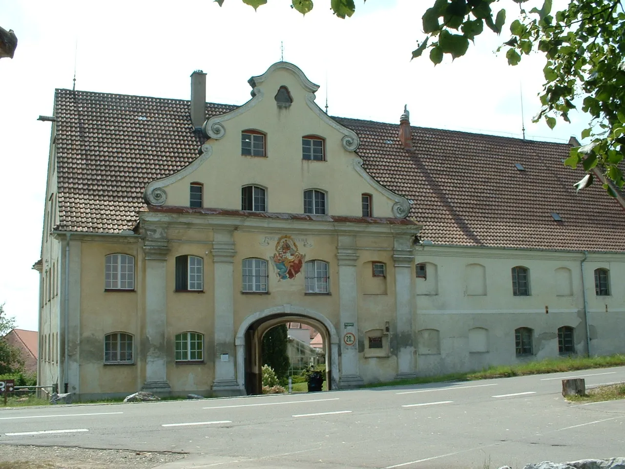 Photo showing: Heggbach Monastery, main gate