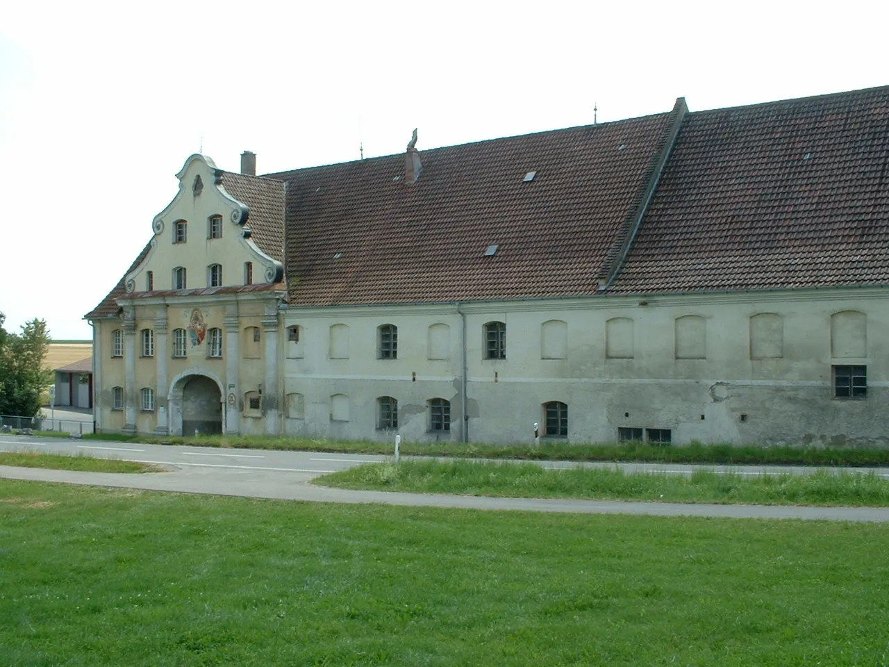 Photo showing: Heggbach Monastery, main gate