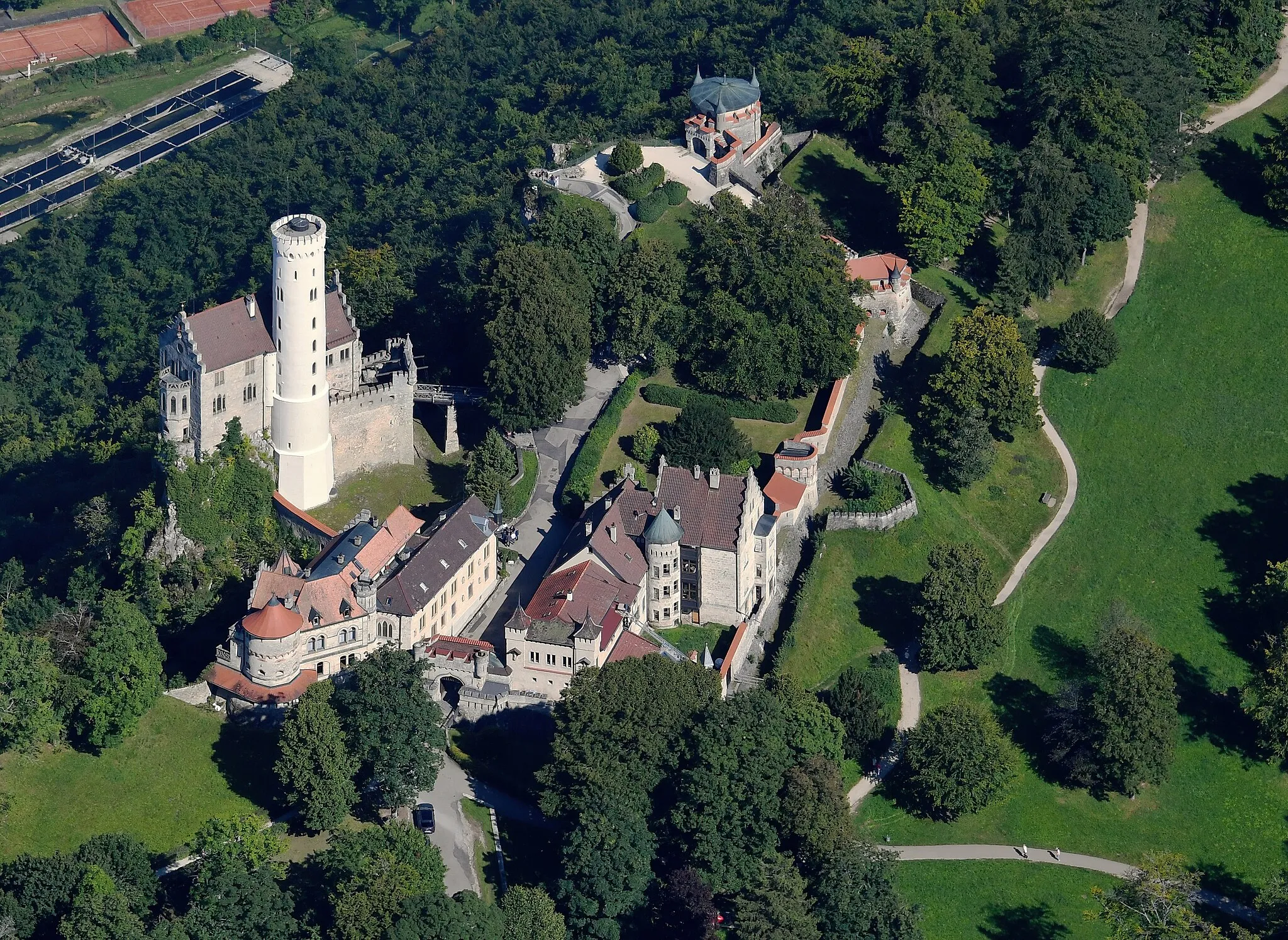 Photo showing: Aerial image of the Lichtenstein Castle (view from the west)