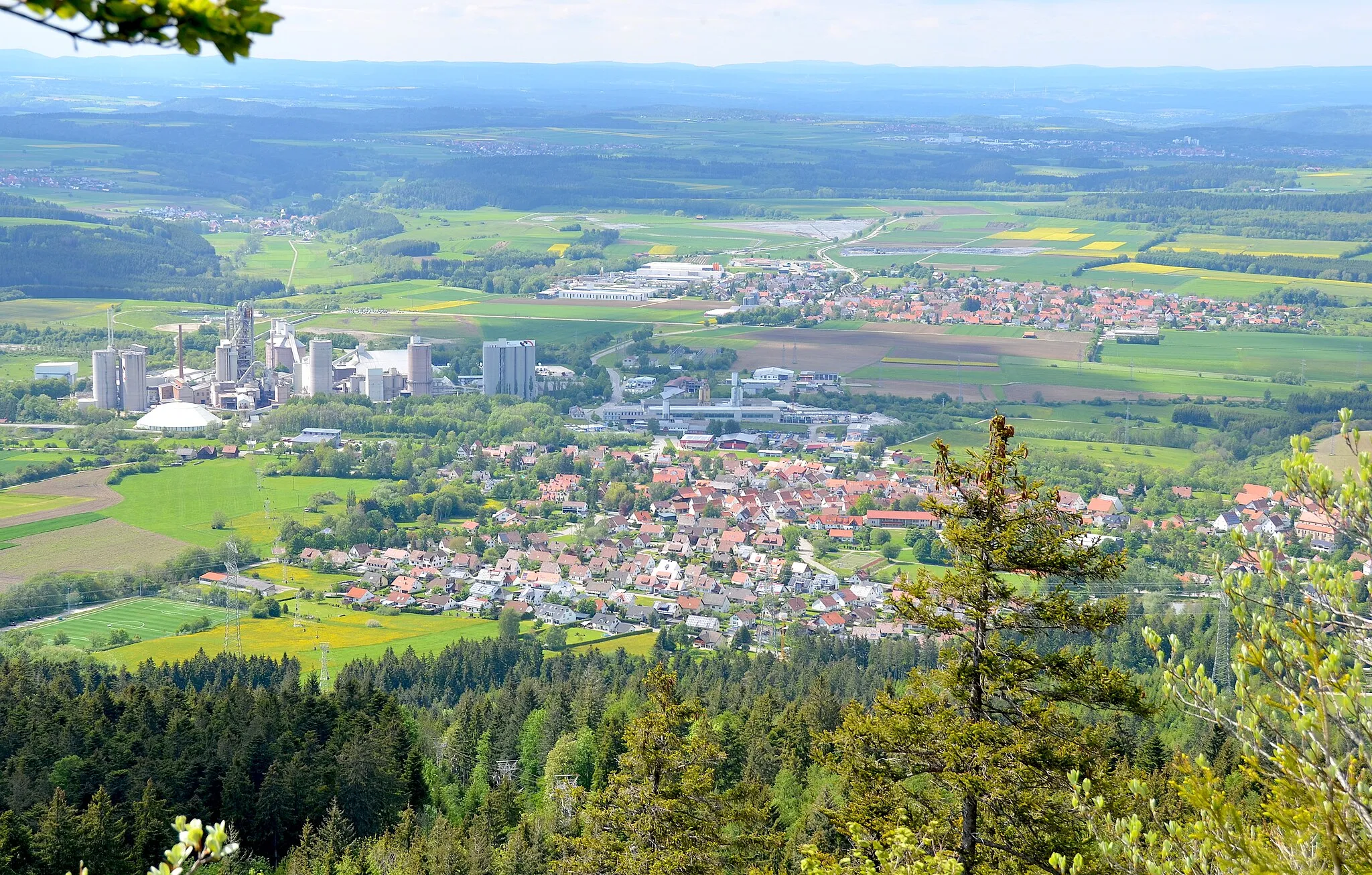 Photo showing: Dotternhausen und Holcim Zementwerk (2019)