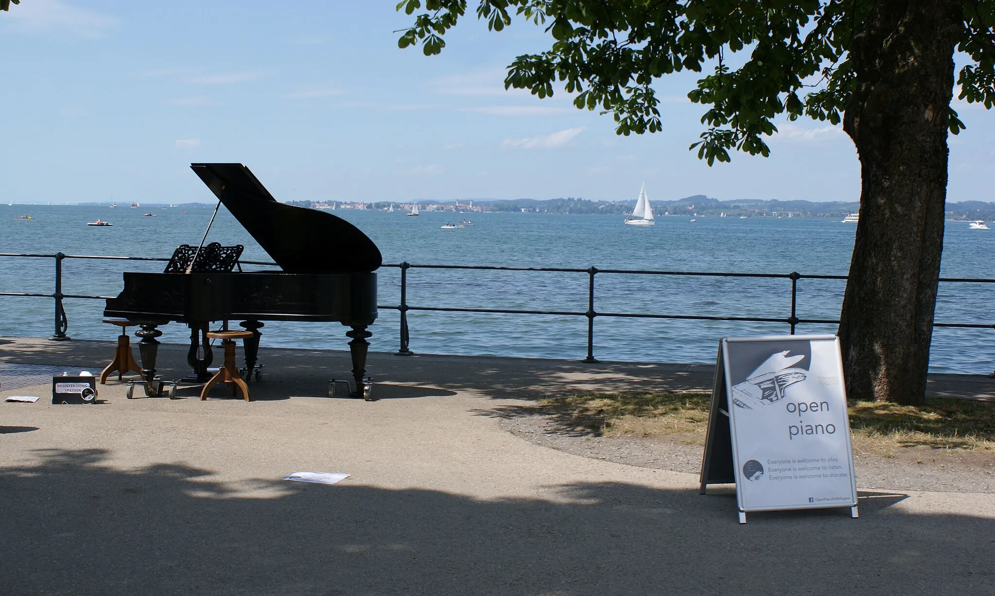 Photo showing: Open Piano in Bregenz, Vorarlberg, Austria. In the background Lindau (island).