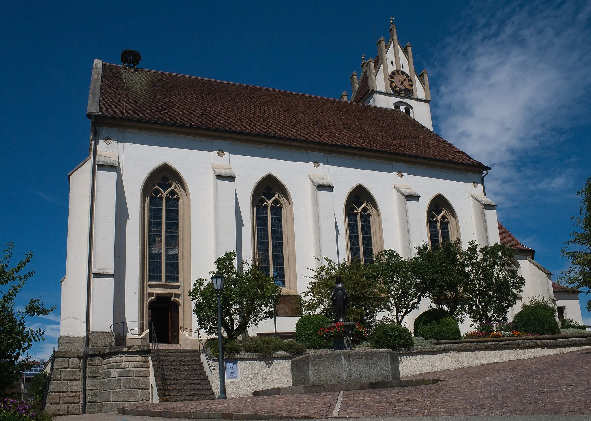 Photo showing: Südseite der Kirche.
