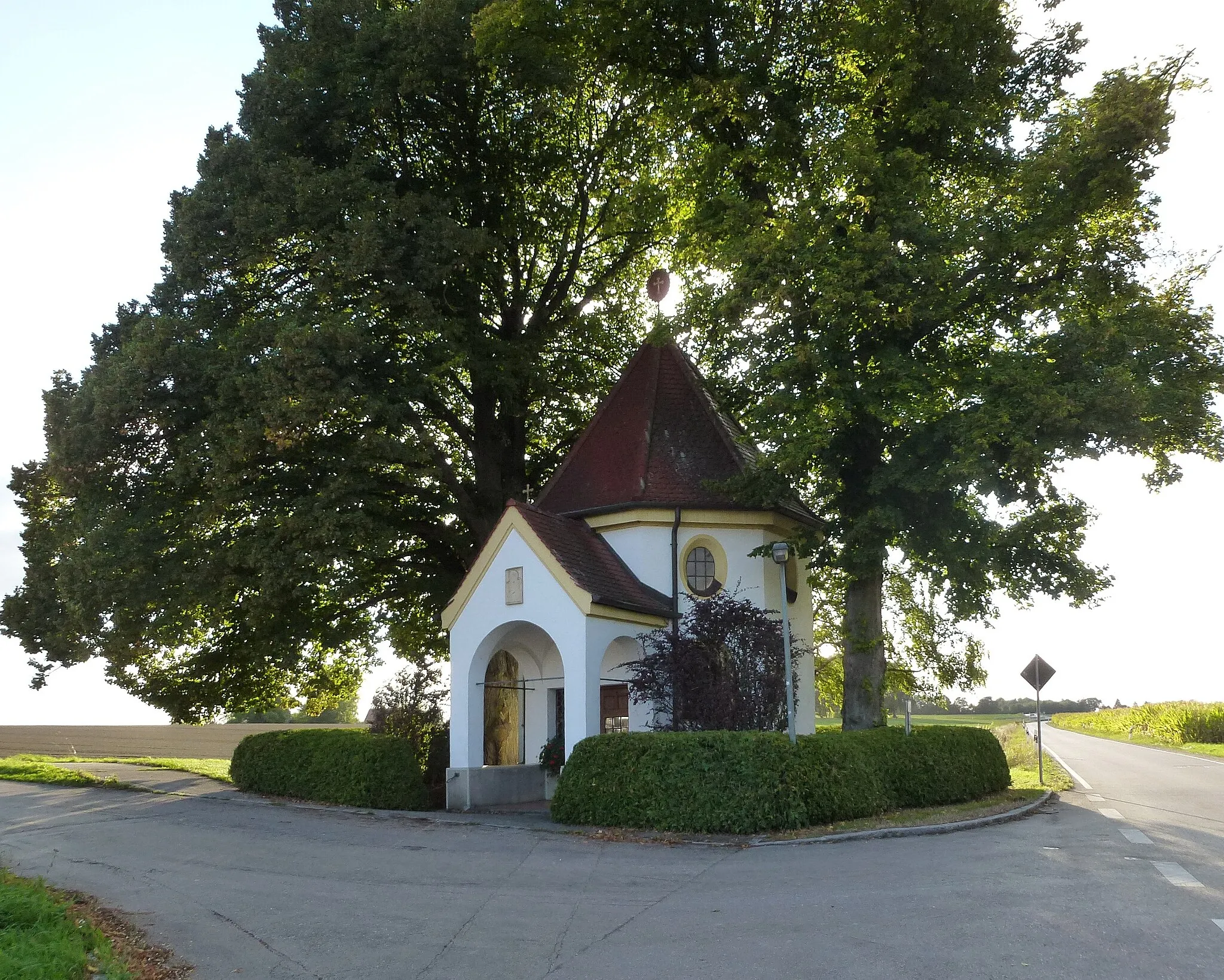Photo showing: Walpertshofen, an der Abzweigung nach Prittlbach: Katholische Kapelle St. Maria, achteckig. Ansicht von ONO