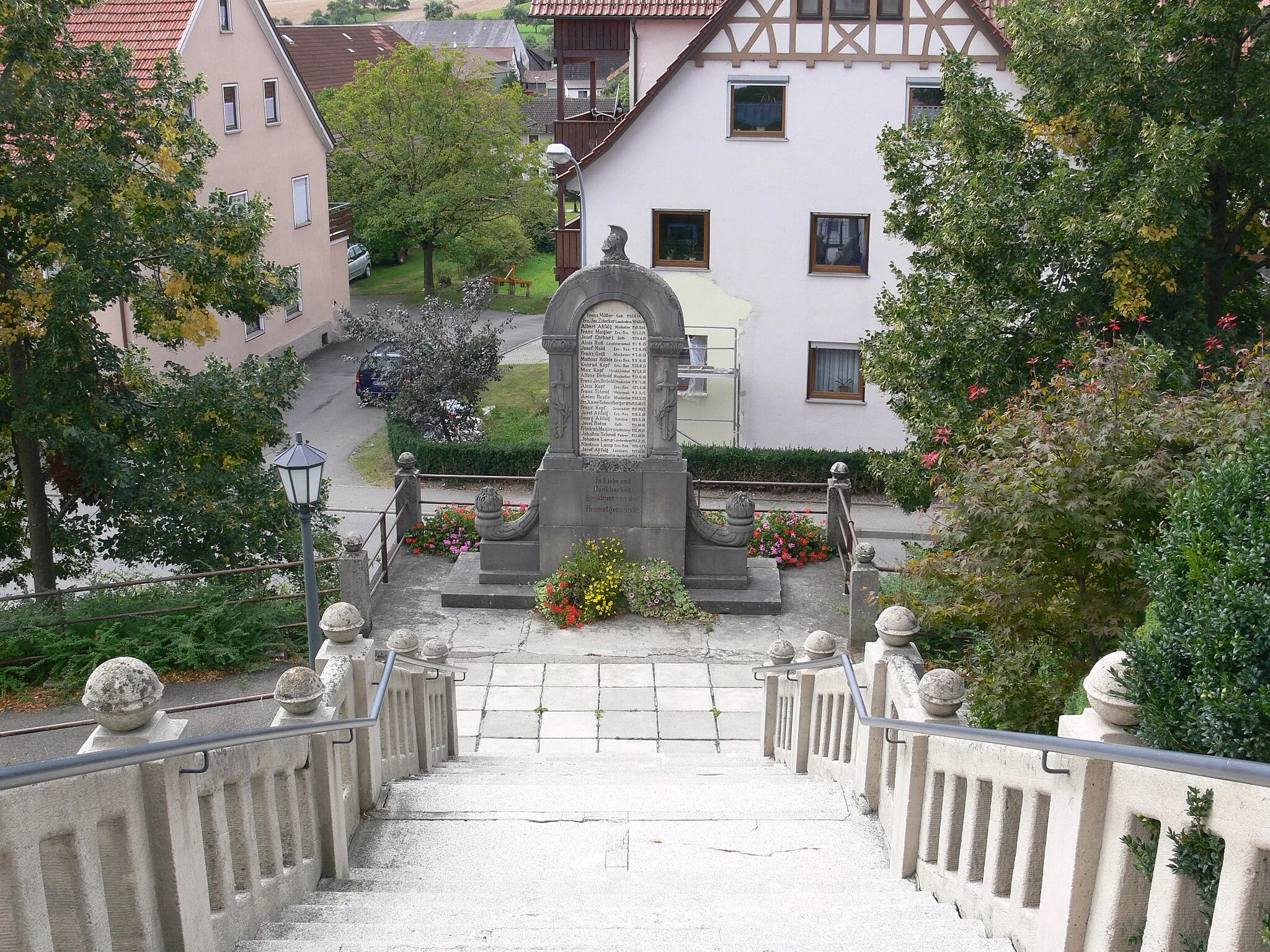 Photo showing: Stafflangen, Stadt Biberach an der Riß
Gefallenendenkmal für die Toten des 1. Weltkriegs am Aufgang zur Kirche