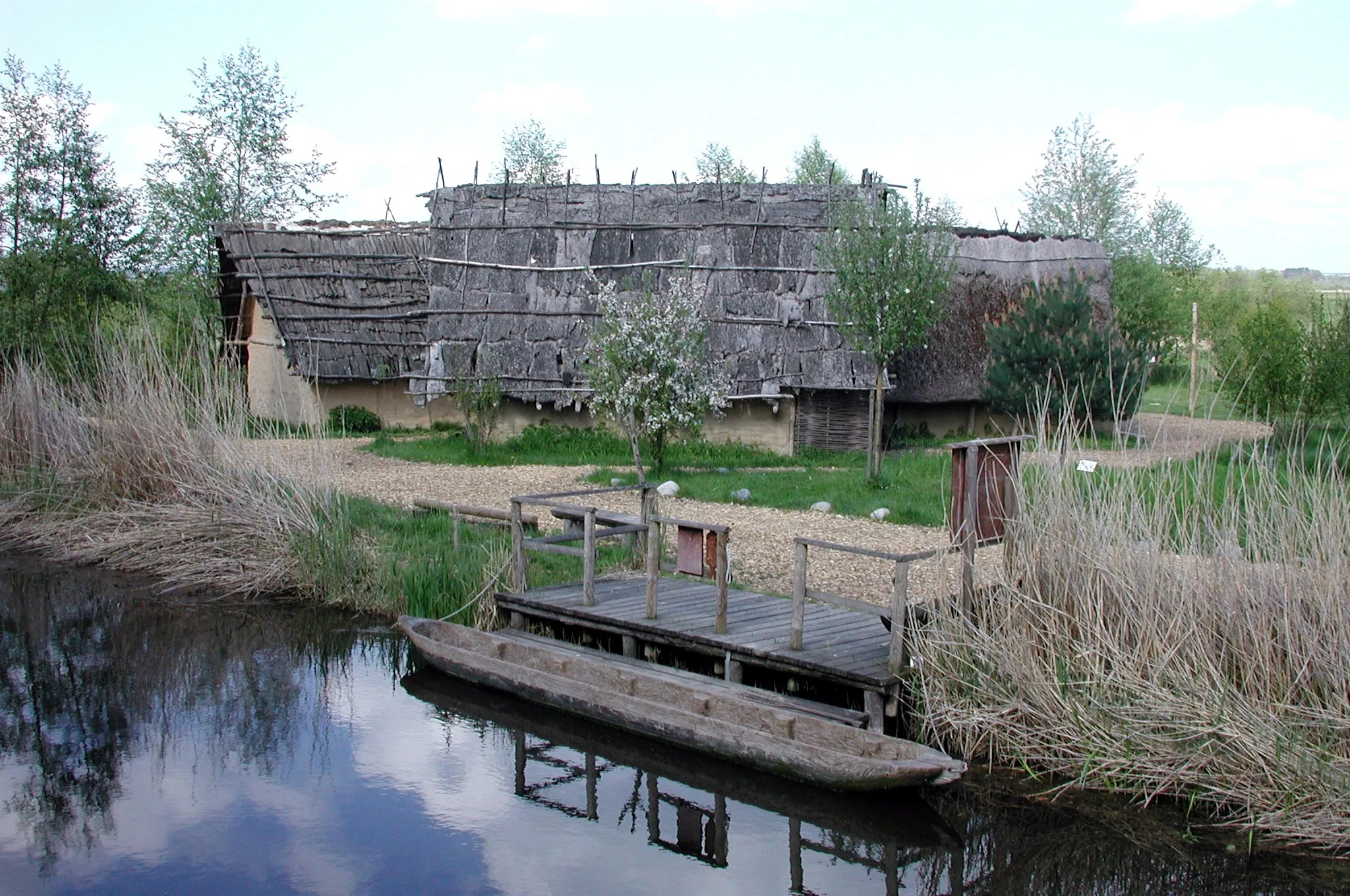 Photo showing: Inmitten der faszinierenden Moorlandschaft bietet das Federseemuseum im Freigelände zwölf rekonstruierte Häuser aus der stein- und bronzezeitlichen Epoche, die vom Besucher auch von innen besichtigt werden dürfen.
Foto: M. Linnenbach
GNU FDL