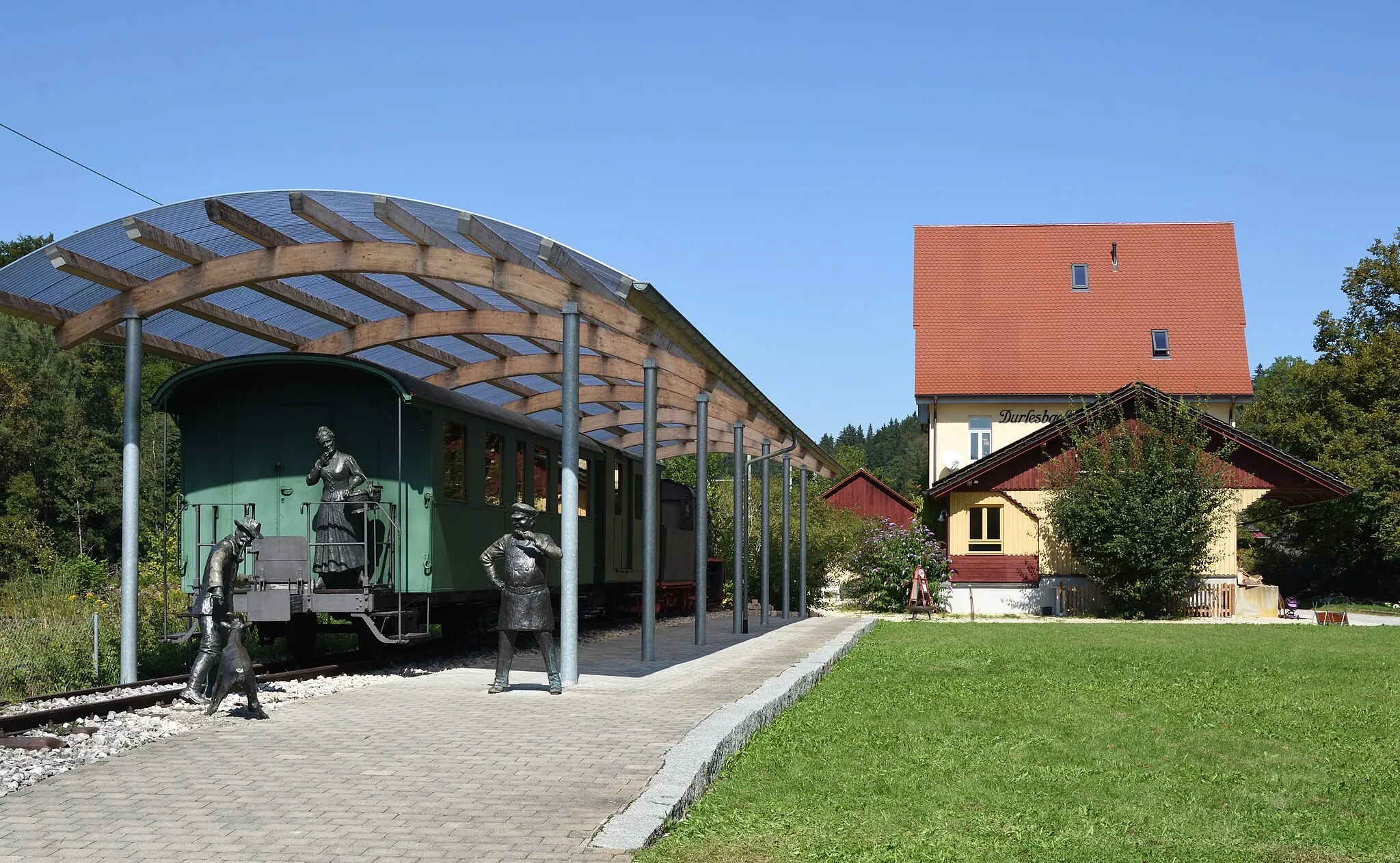 Photo showing: Bahnhof Durlesbach mit Museumszug und Szene aus dem Lied "Auf de schwäbsche Eisebahne"