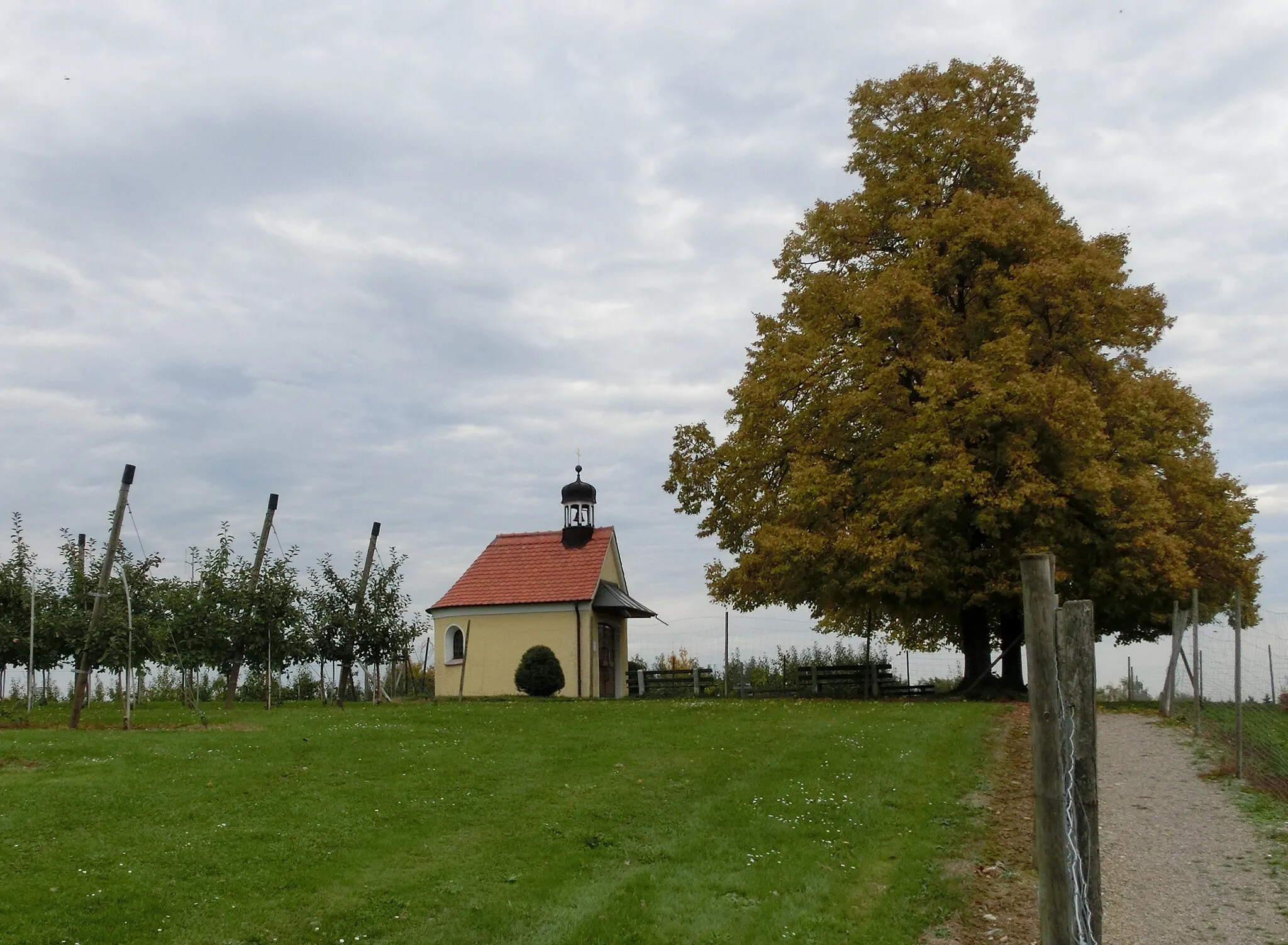 Photo showing: Deutschland - Baden-Württemberg - Bodenseekreis - Tettnang - Brünnensweiler: Kapelle "Maria Königin des Friedens", Westansicht