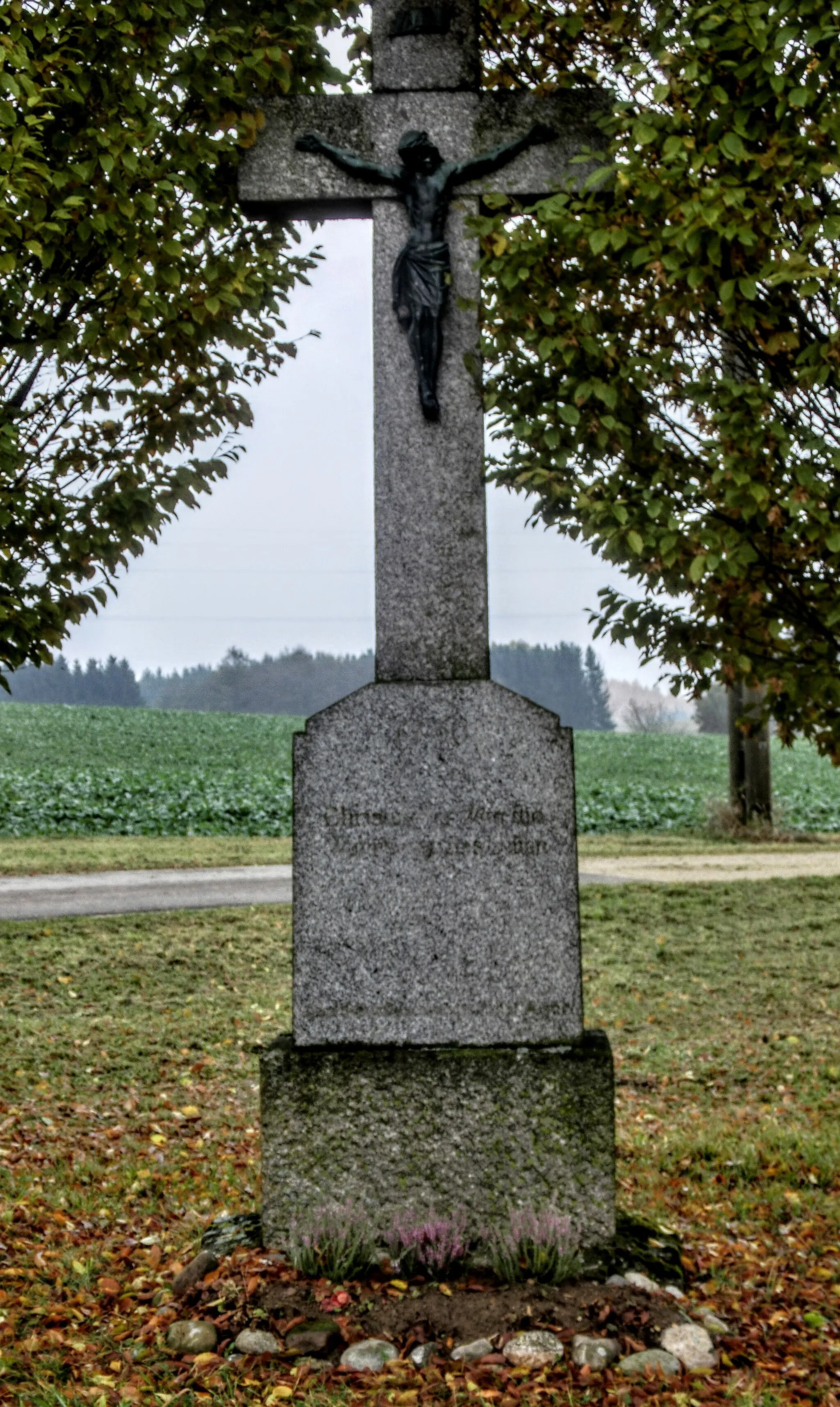 Photo showing: Deutschland (D) - Baden-Württemberg (BW) - Landkreis Konstanz (KN) - Mühlingen, Ortsteil Mainwangen: Flurkreuz an der Meßkircher Straße beim Abzweig zum Madachhof