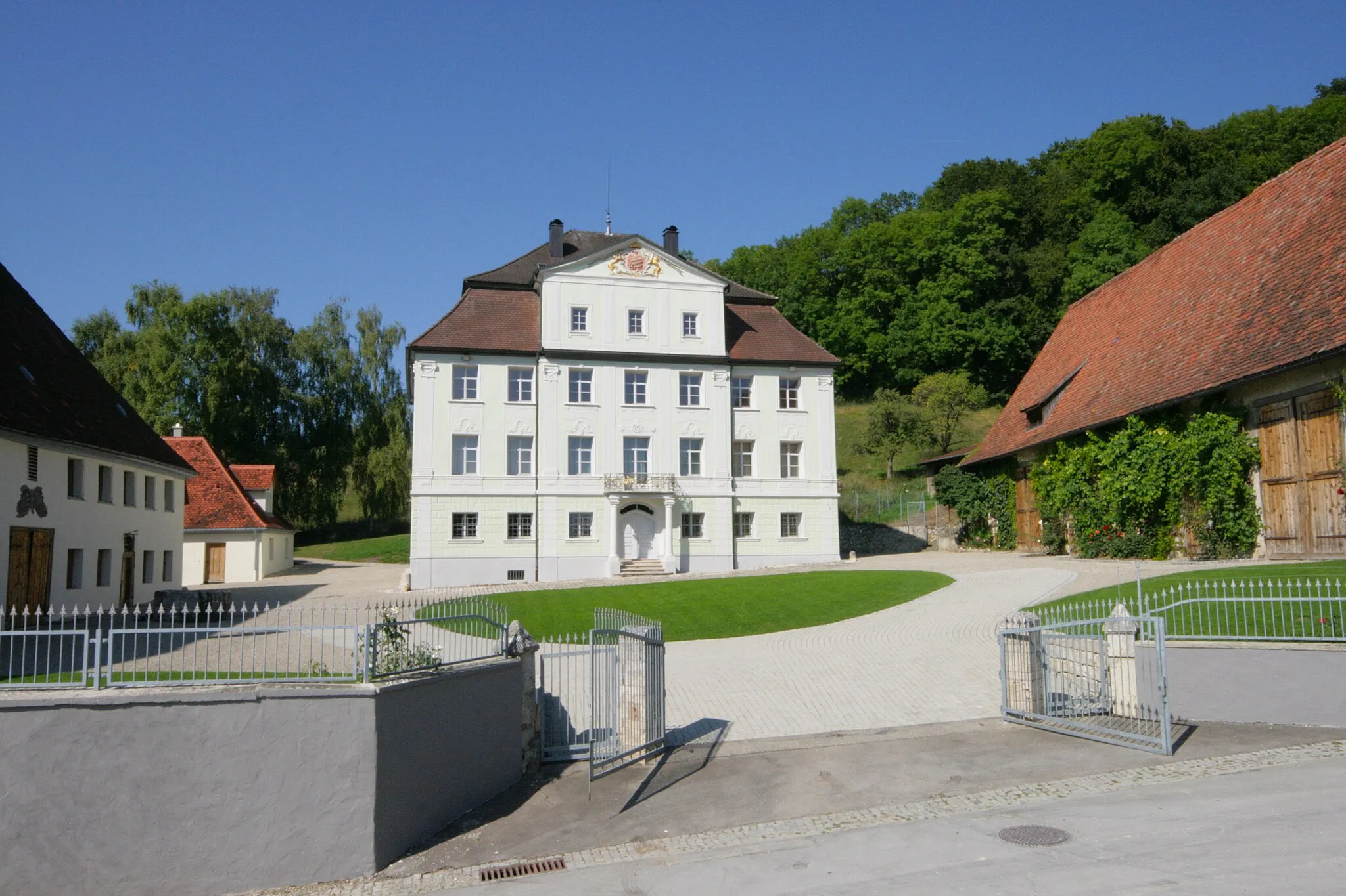 Photo showing: Granheim Castle with its surrouding buildings