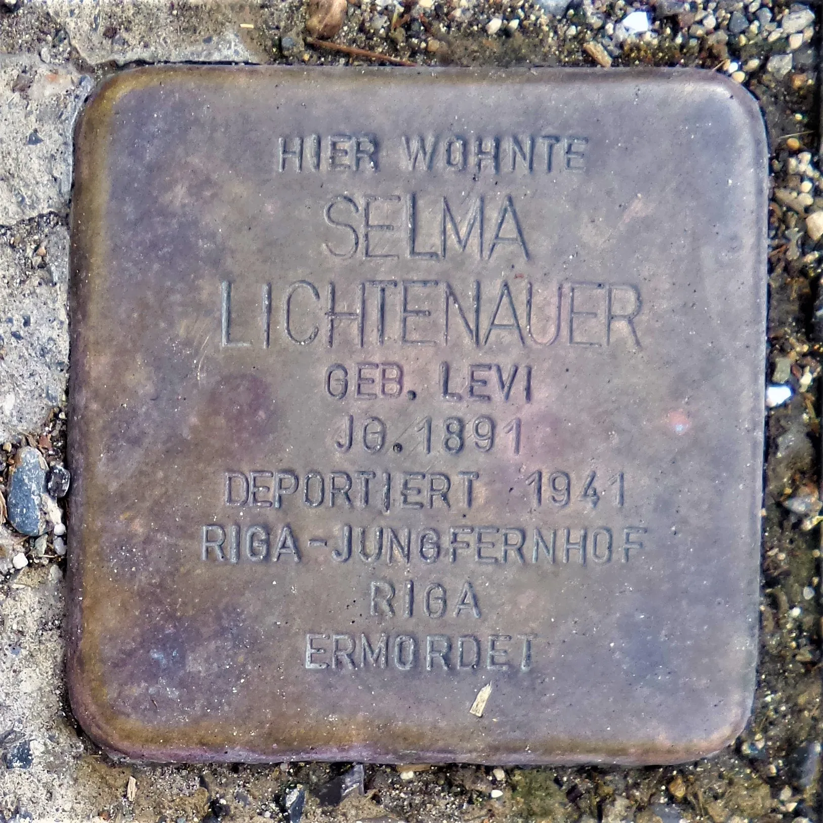 Photo showing: Hier wohnte Selma Lichtenauer geb. Levi Jg. 1891 - deportiert 1941 Riga-Jungfernhof - Riga ermordet