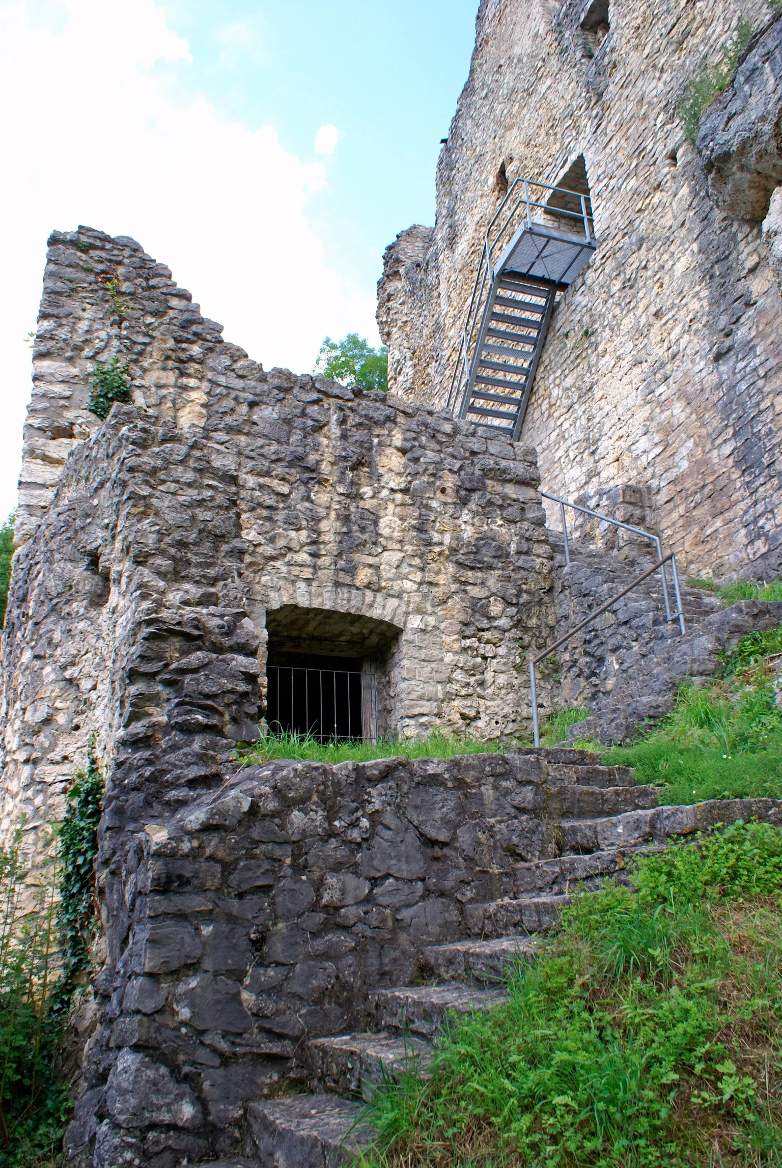 Photo showing: Die Burg wurde um 1250 von dem Gundelfinger Swigger IV oder vom späteren württenbergischen Landrichter Konrad II gebaut. Um 1300 wurde die Anlage erweitert und verstärkt. Dabei wurde der Turm niedergelegt und eine massive Schildmauer gebaut die Vorburg und Kernburg voneinander trennte. Im 16 Jhd wurde die Anlage noch einmal umgebaut und auch eine Ringmauer oder Zwingermauer errichte. 1545 geht die Burg in den Besitz von Wolf von Vellberg zu Vellberg über und wird seit dieser Zeit dem Verfall überlassen. 1973 übernimmt der Landkreis Reutlingen die Anlage und beginnt mit umfangreiche Sanierungs- und Bestandssicherungsmaßnahmen.

Die Burg liegt im Lautertal südlich von Münsingen und ist das ganze Jahr über frei zugänglich.