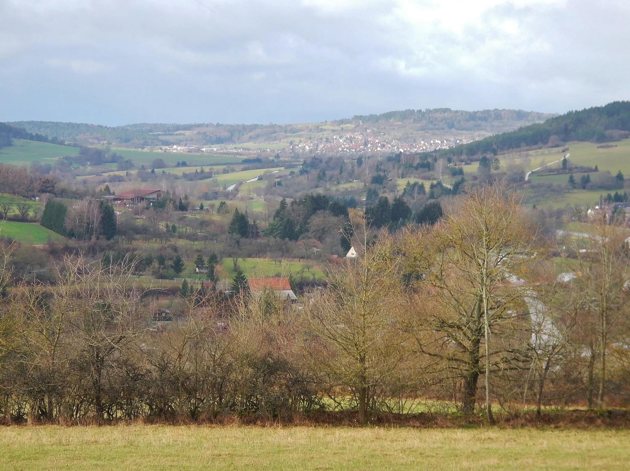 Photo showing: Ausblick bis nach Simmozheim  <> Land.Tour.Pfadfinder: Vom mittelalterlichen Weil der Stadt über heckengesäumte Pfade zu weiten Aussichten, Kraftorten und verwunschenen Plätzen. Die wunderbar wandelbare Würm führt Sie ab Schafhausen zurück in die Stadt