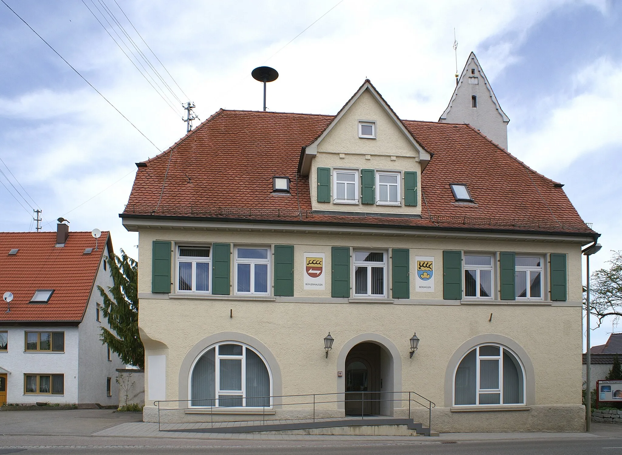 Photo showing: Rathaus in Berghülen. Im Hintergrund der Turm der Laurentius-Kirche.