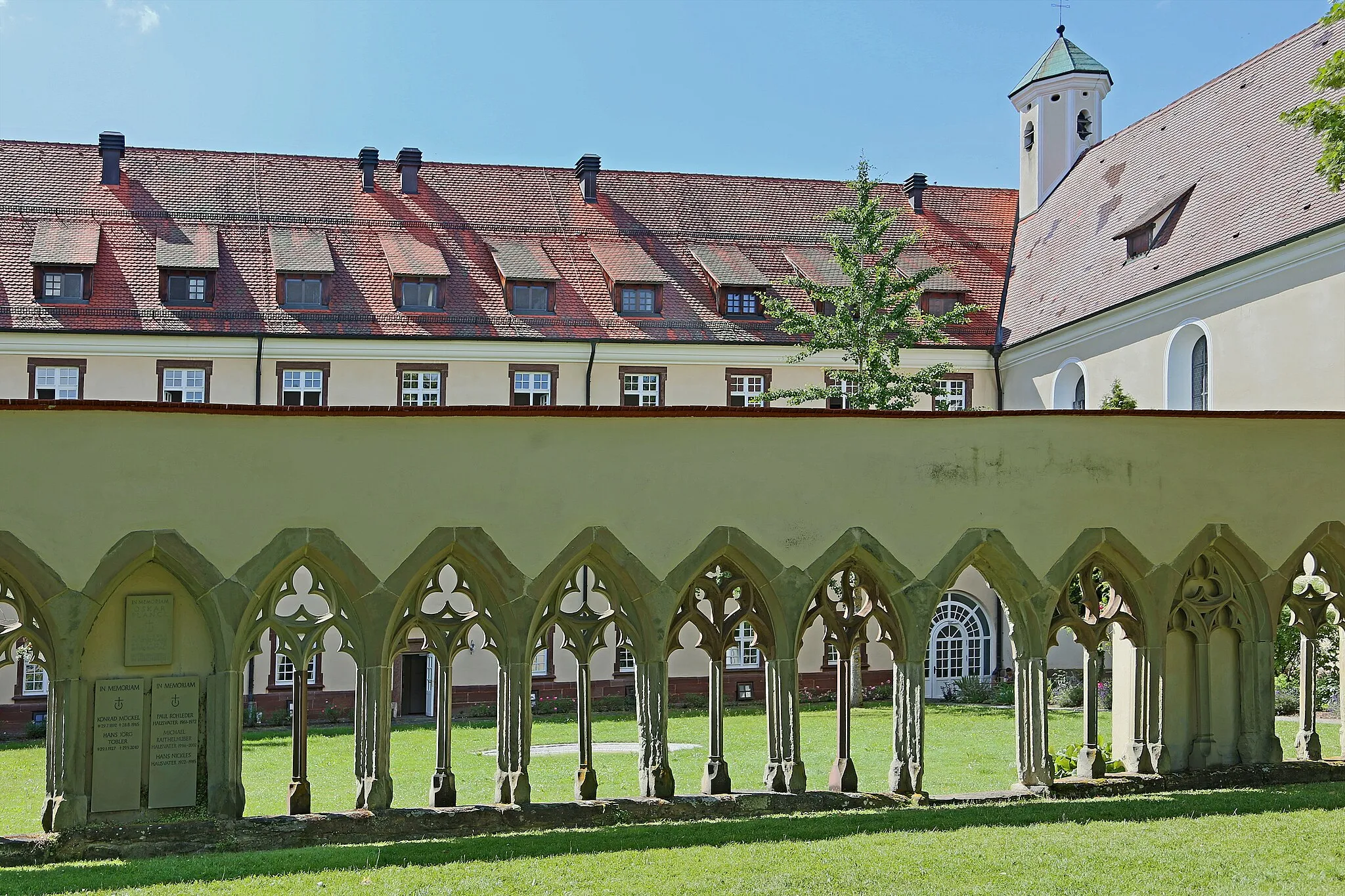 Photo showing: Cloister and courtyard of the monastery in Kirchberg. The inner courtyard of the Kirchberg monastery is not covered and is designed as a cloister garden. The cloister serves as access to the monastery buildings and the monastery church. Kirchberg Abbey is a former Dominican convent (today Berneucher Haus) near Sulz am Neckar, Germany.
