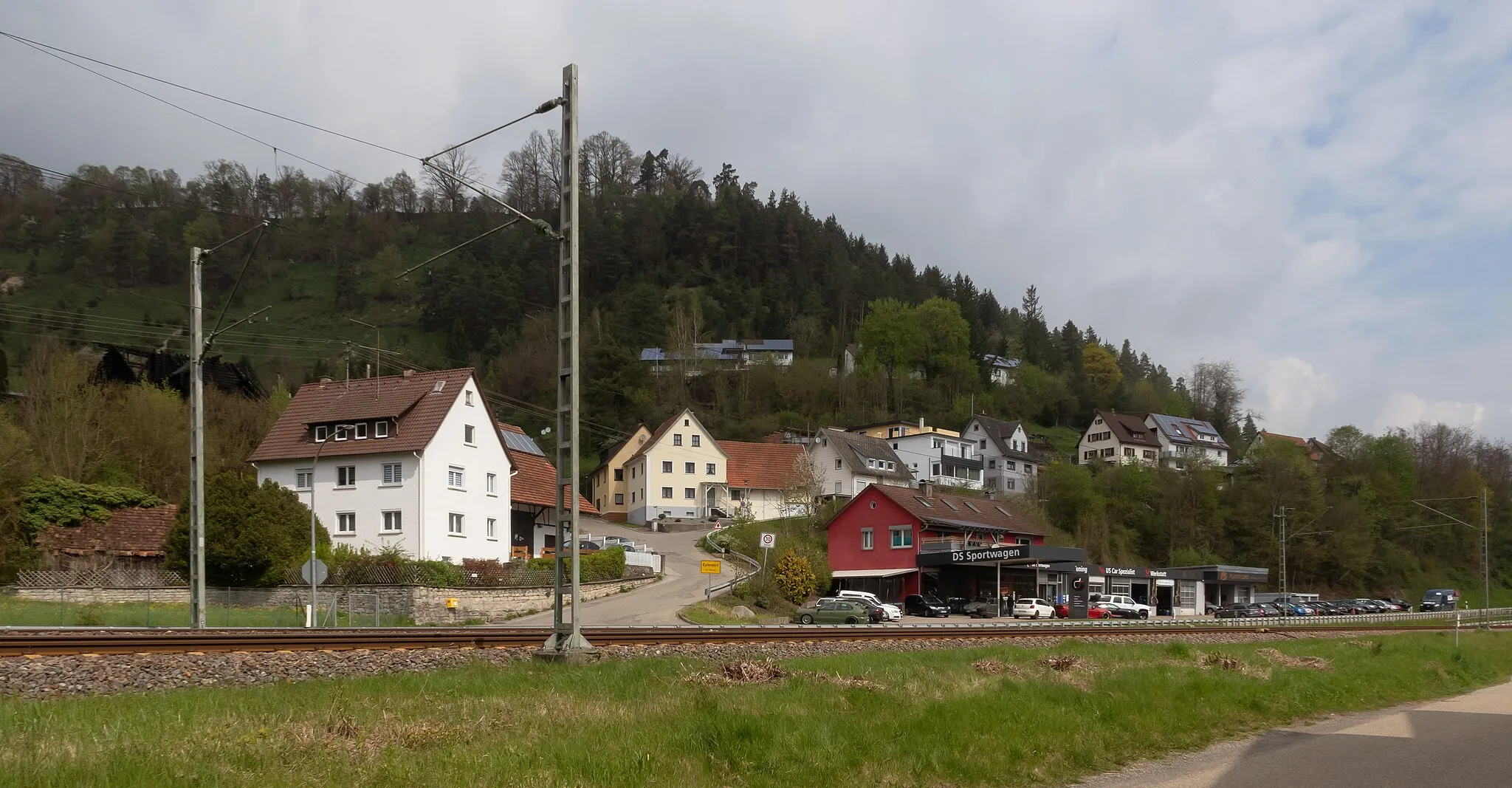 Photo showing: Epfendorf, street view along railway lin
