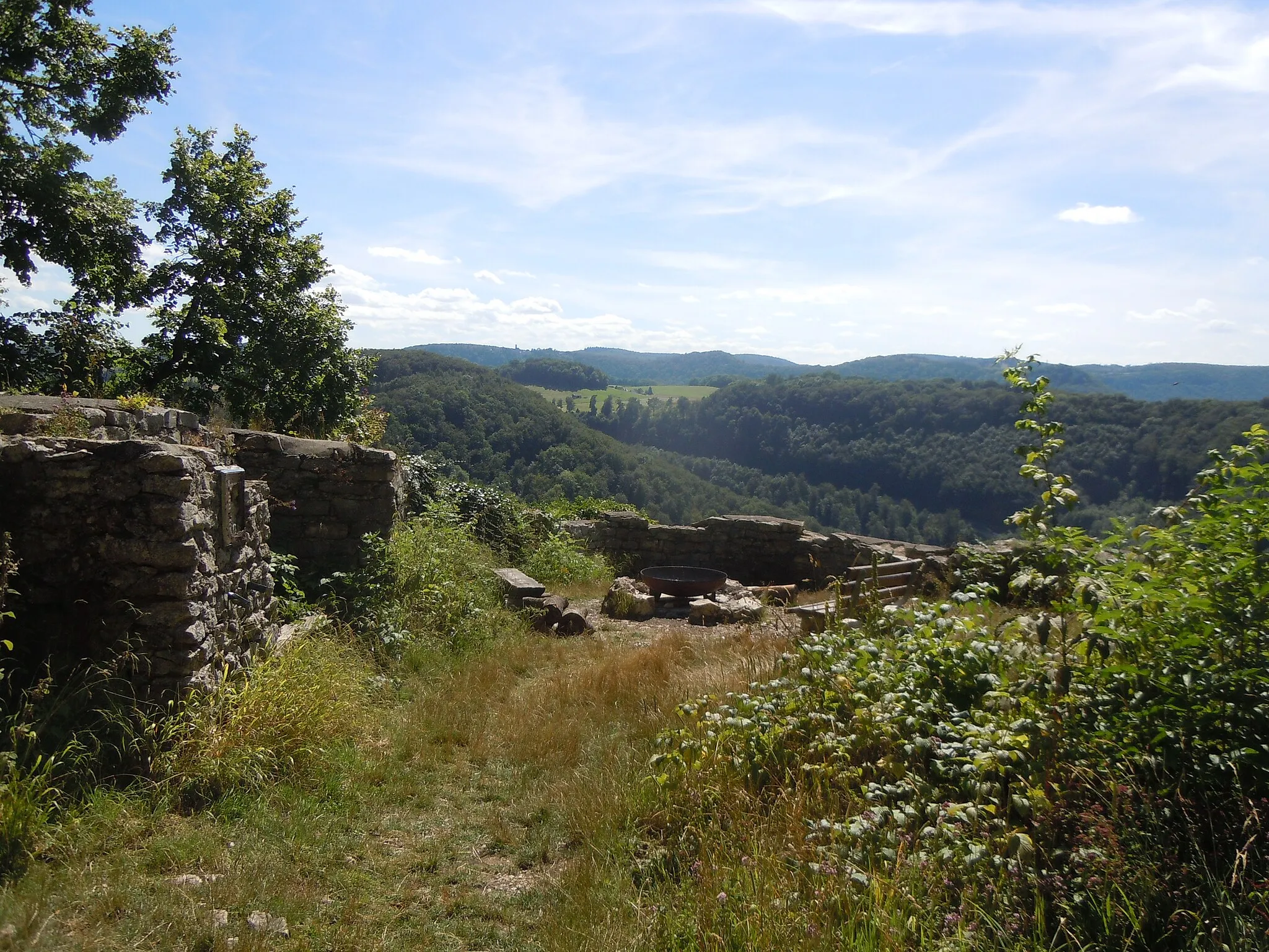 Photo showing: Blick vom Inneren der ehemaligen Burg Obergreifenstein in Richtung Südwesten.