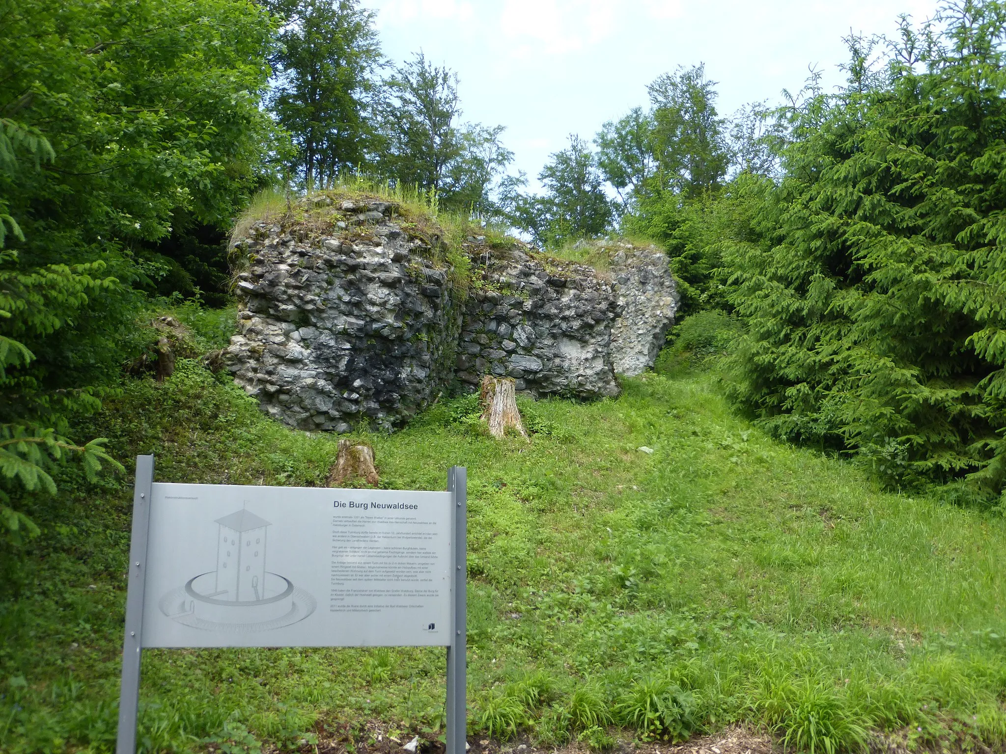 Photo showing: Burgrest Neuwaldsee