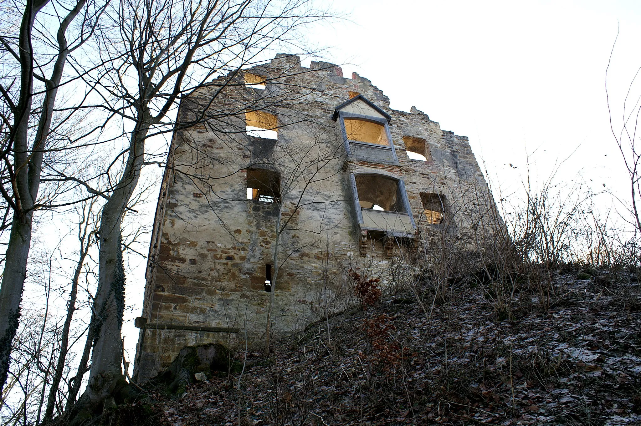 Photo showing: Außenansicht der Ruine des herrschaftlichen Gebäudes von Burg Scharfenberg über Donzdorf